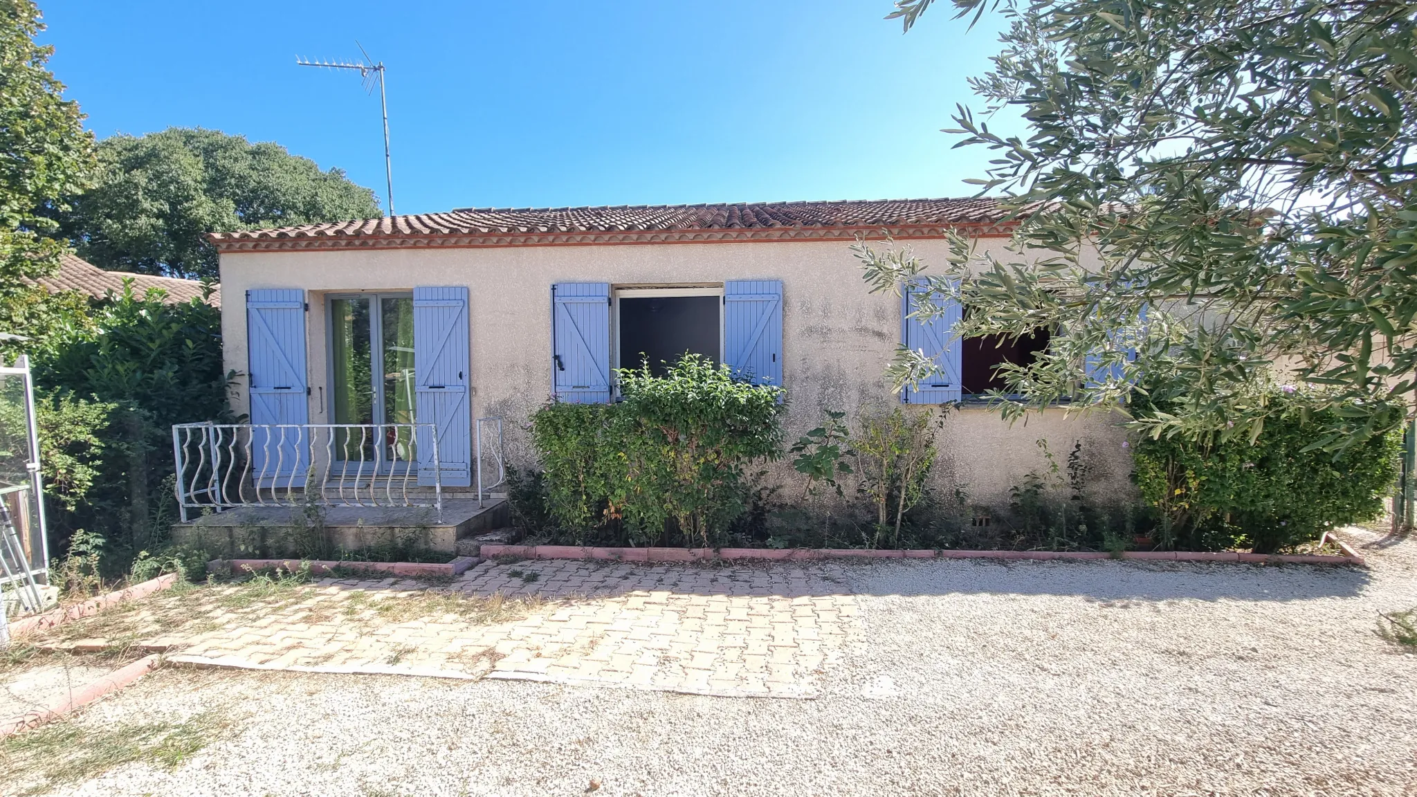 Maison de plain-pied à vendre à Gallargues-le-Montueux, 2 chambres, potentiel de rénovation 