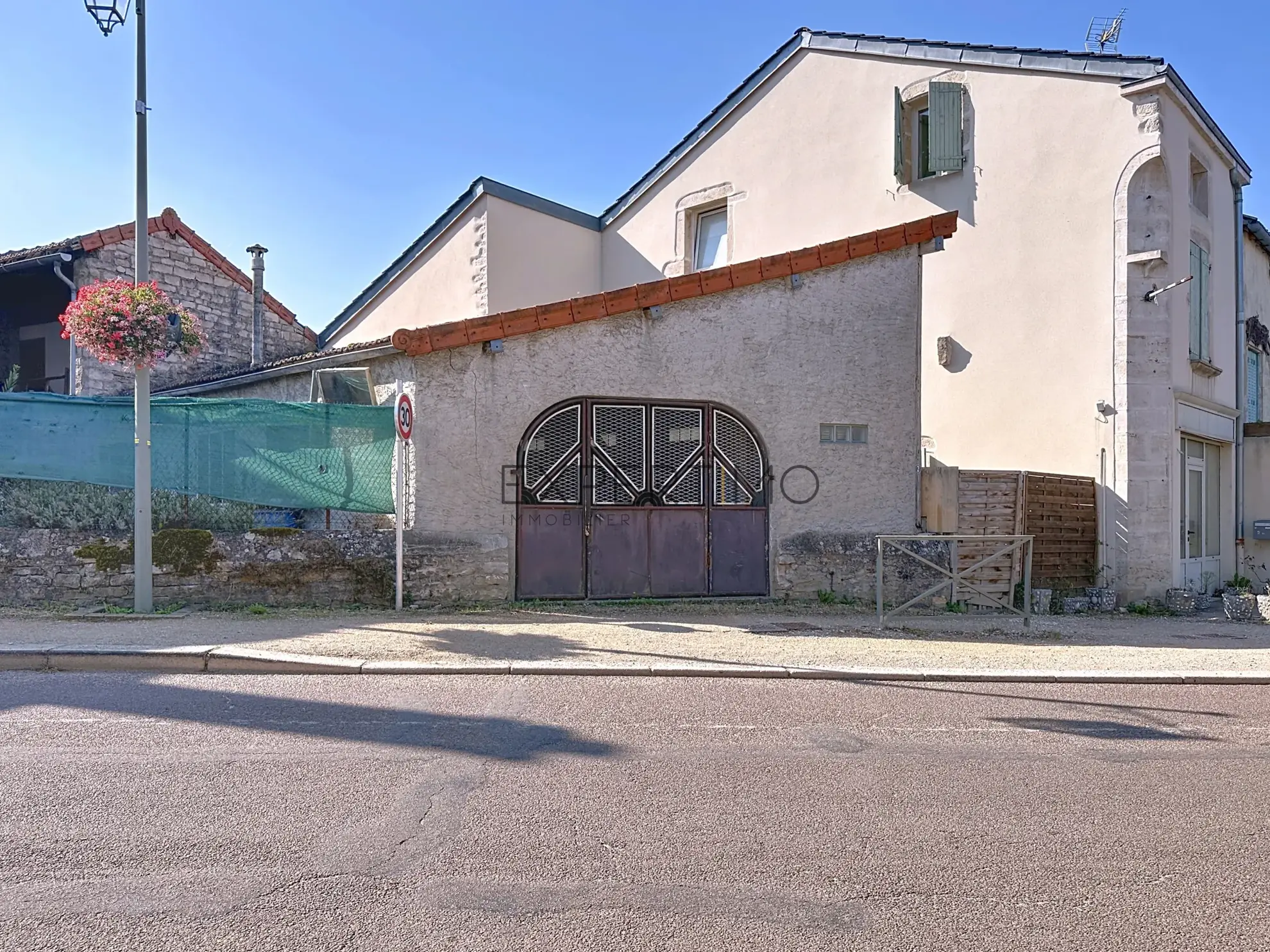 Grande maison à rénover avec fort potentiel à Laives (71240) 