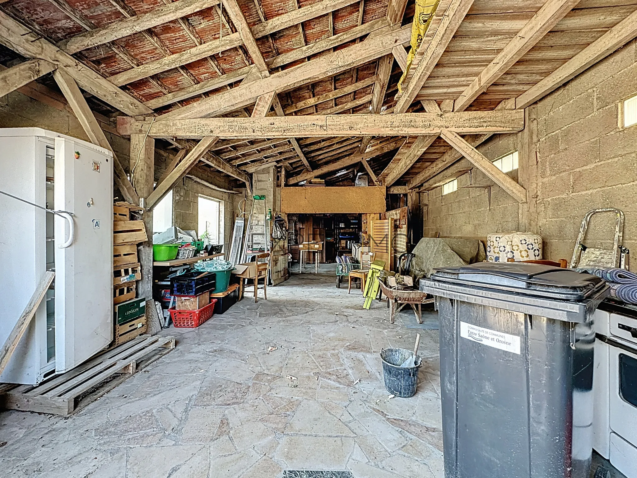 Grande maison à rénover avec fort potentiel à Laives (71240) 