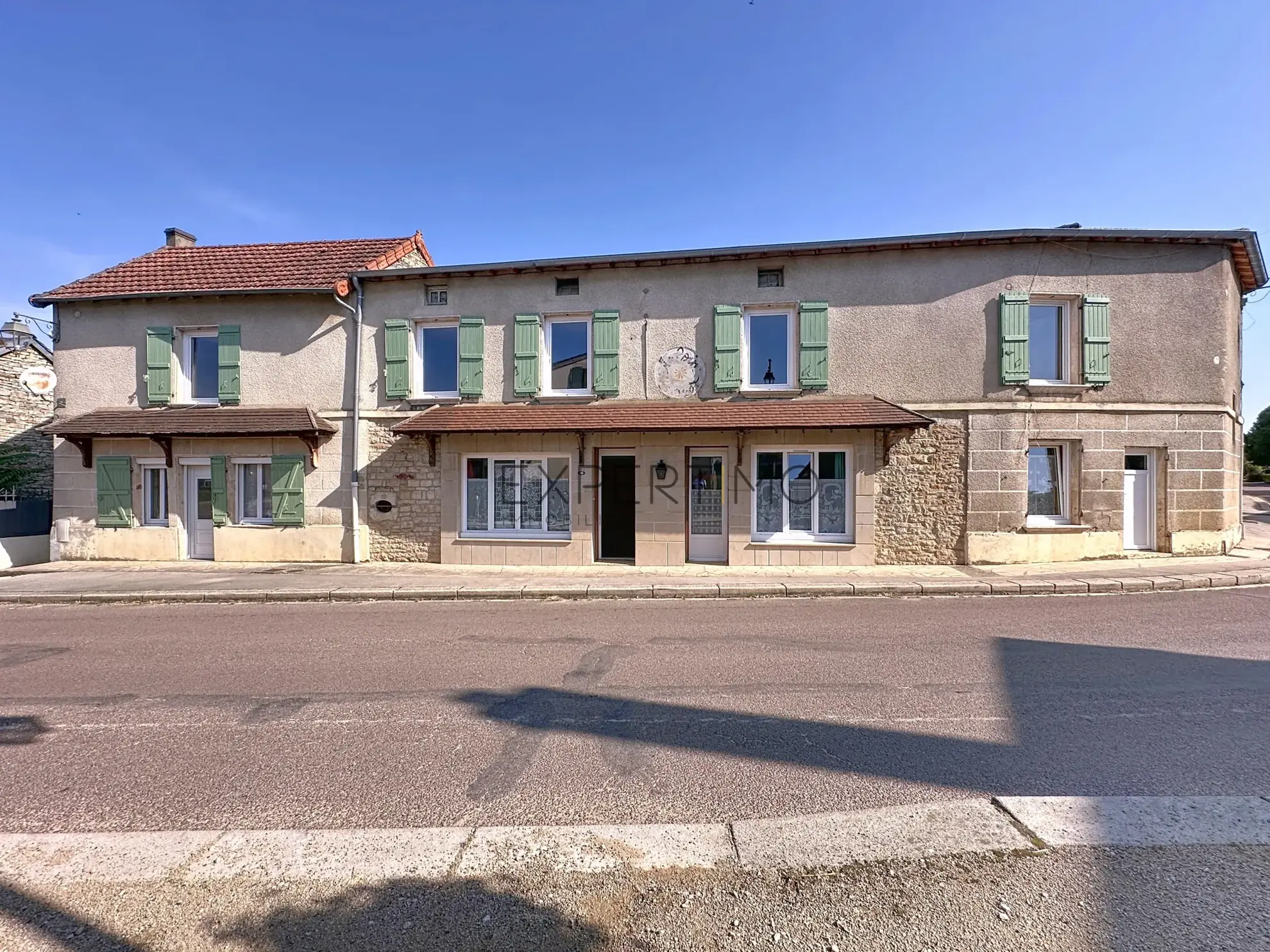 Grande maison à rénover avec fort potentiel à Laives (71240) 