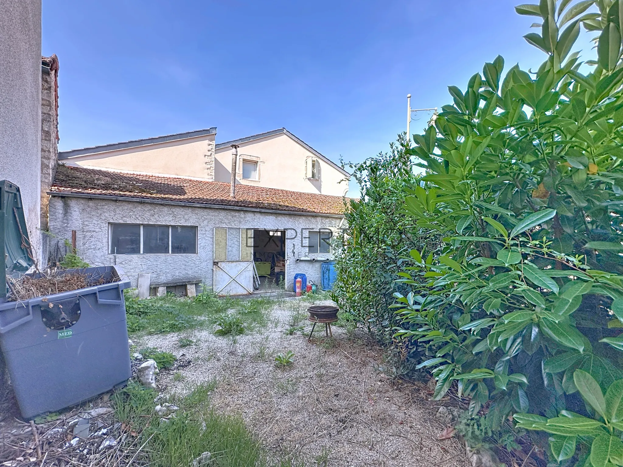 Grande maison à rénover avec fort potentiel à Laives (71240) 