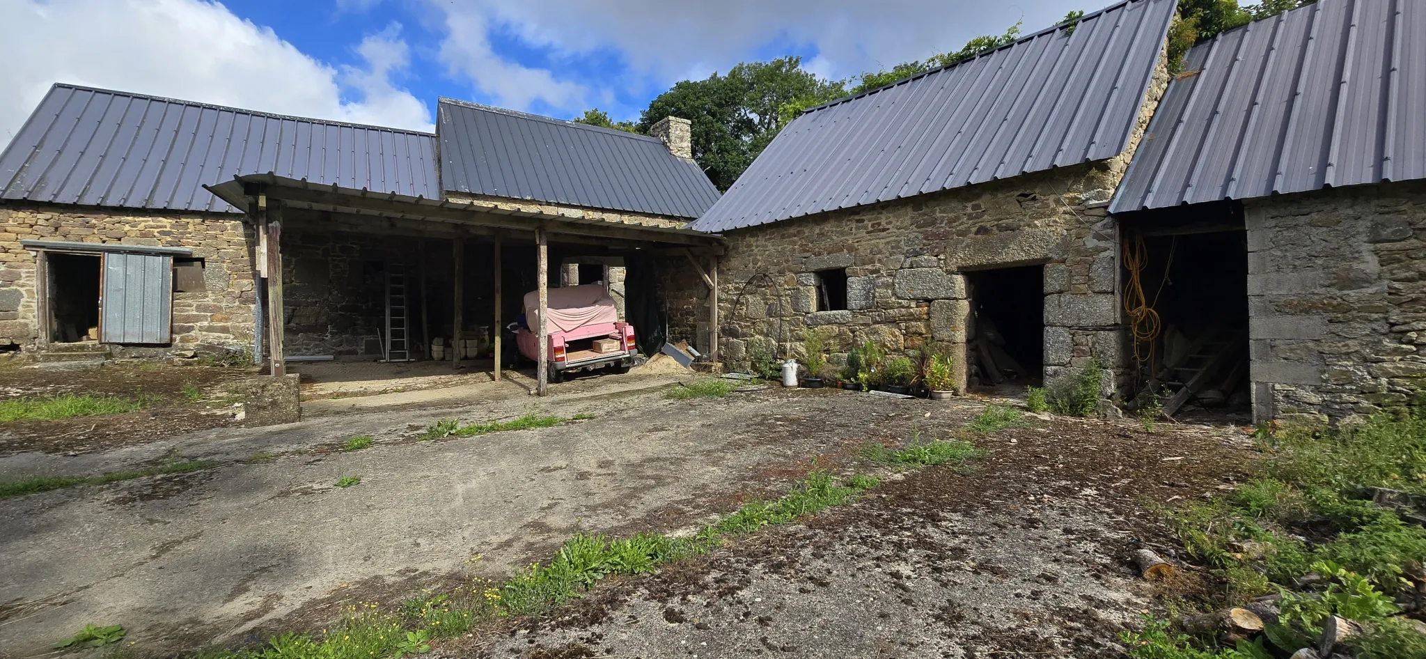 Maison avec source, dépendances et grand terrain à Saint-Gilles-Pligeaux 