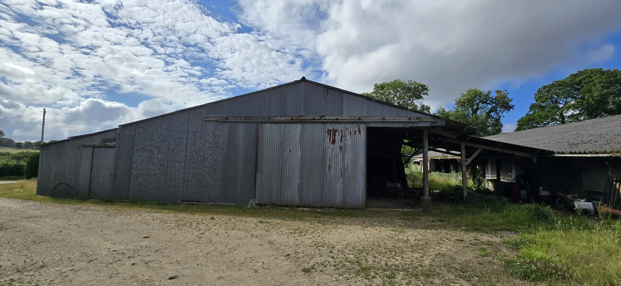 Maison avec source, dépendances et grand terrain à Saint-Gilles-Pligeaux 