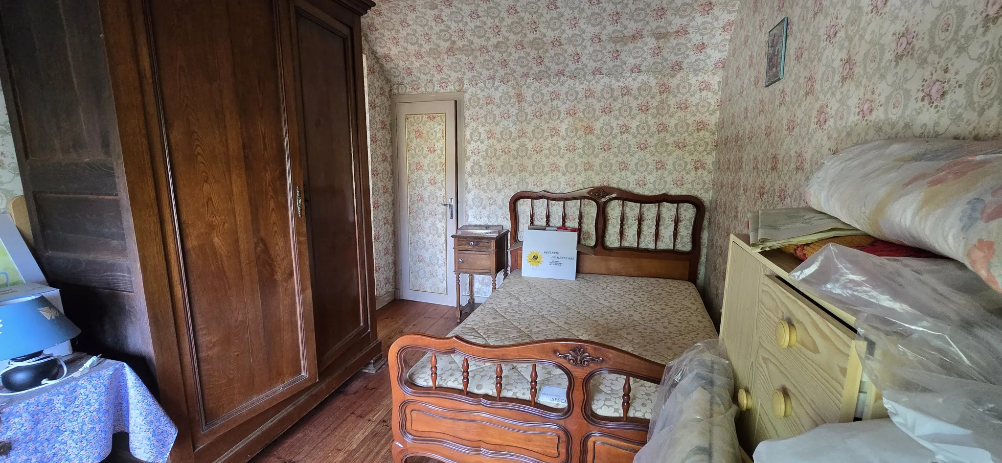 Maison avec source, dépendances et grand terrain à Saint-Gilles-Pligeaux 