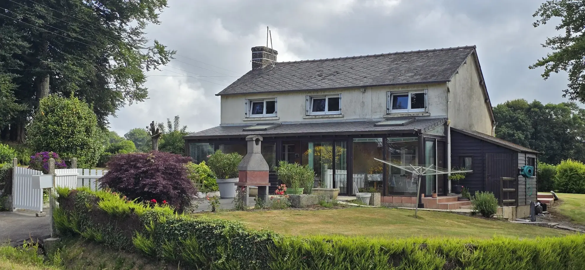 Maison avec source, dépendances et grand terrain à Saint-Gilles-Pligeaux