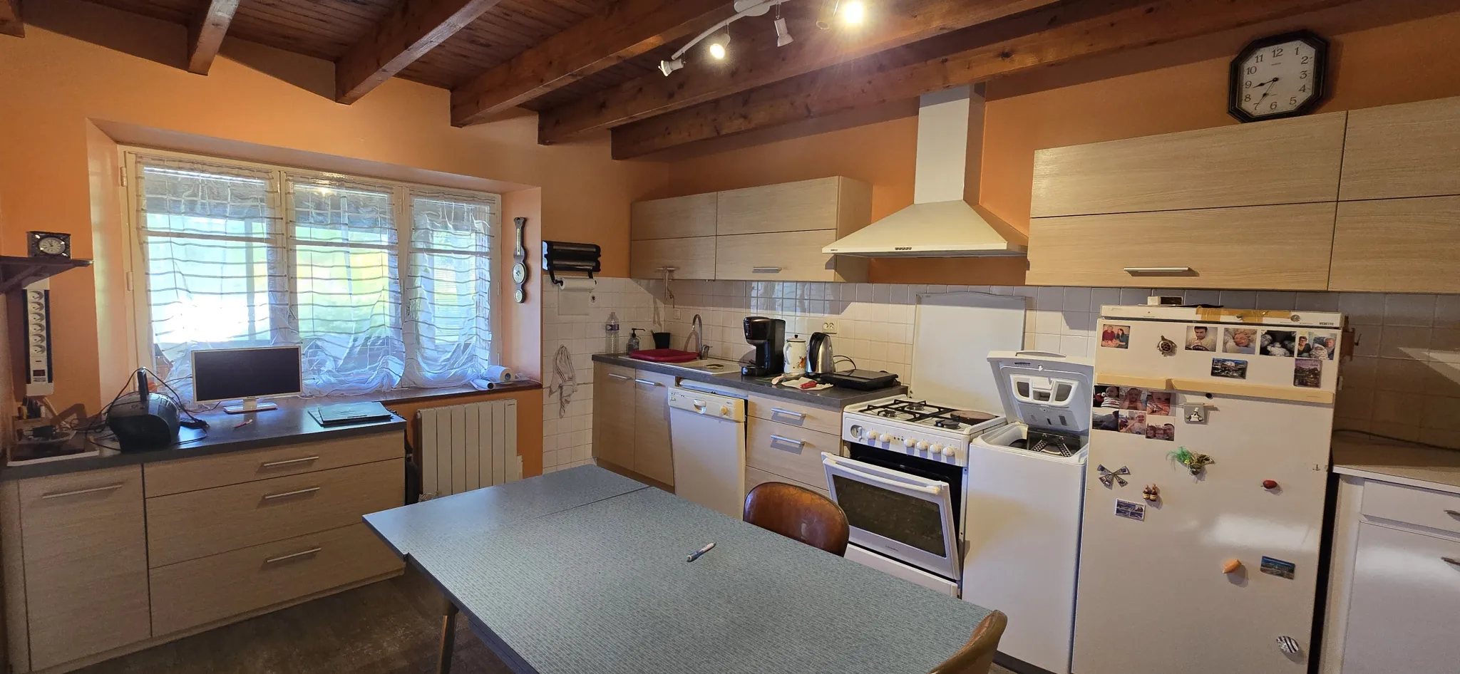 Maison avec source, dépendances et grand terrain à Saint-Gilles-Pligeaux 