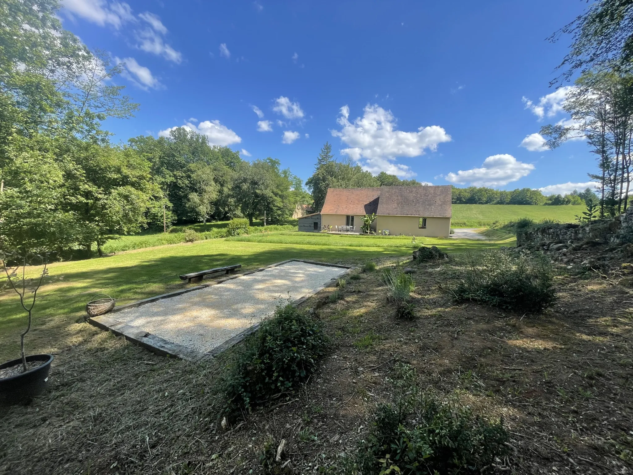 Belle maison à vendre à proximité de Sarlat-la-Canéda avec jardin et terrasses 