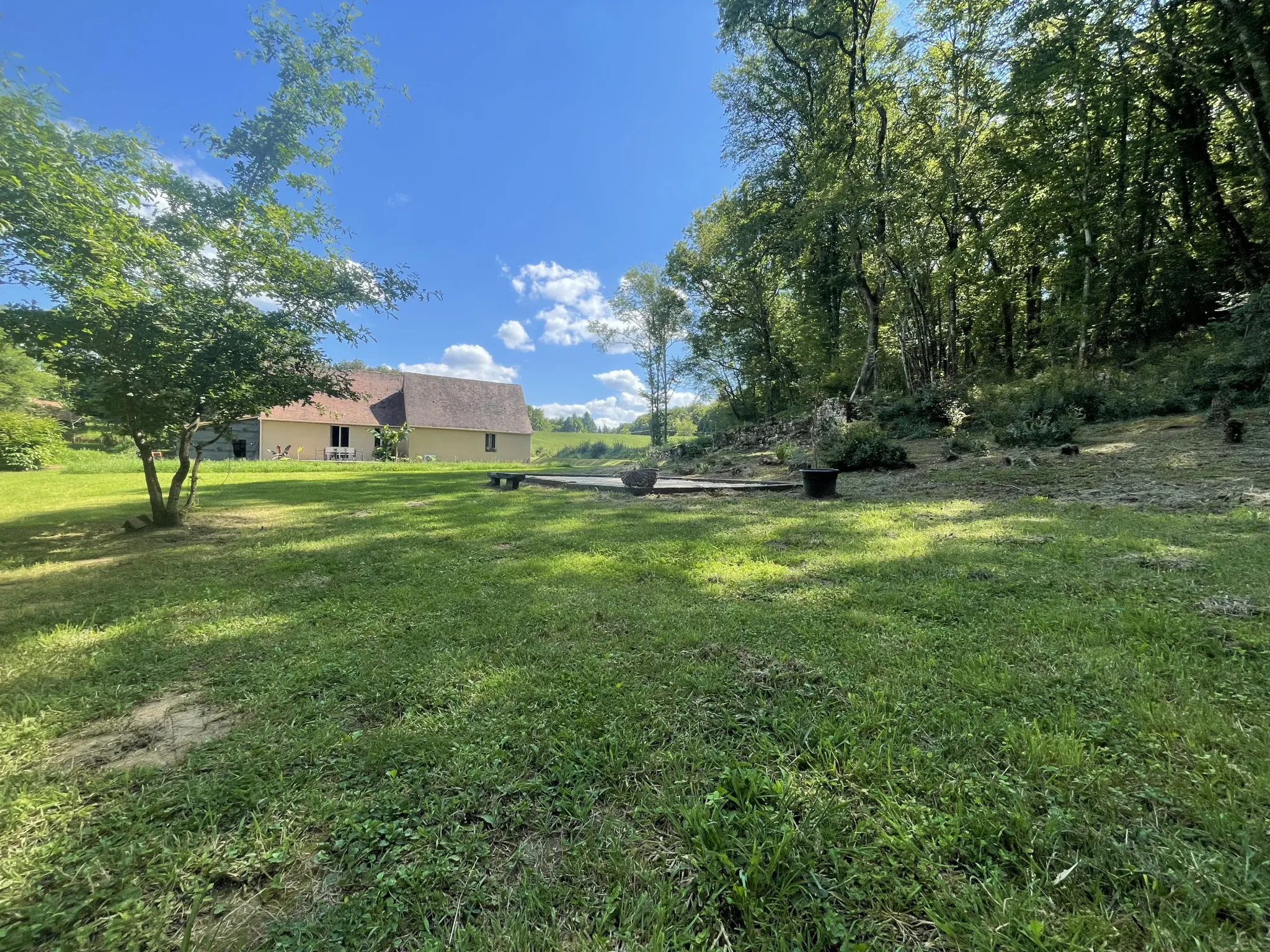 Belle maison à vendre à proximité de Sarlat-la-Canéda avec jardin et terrasses 