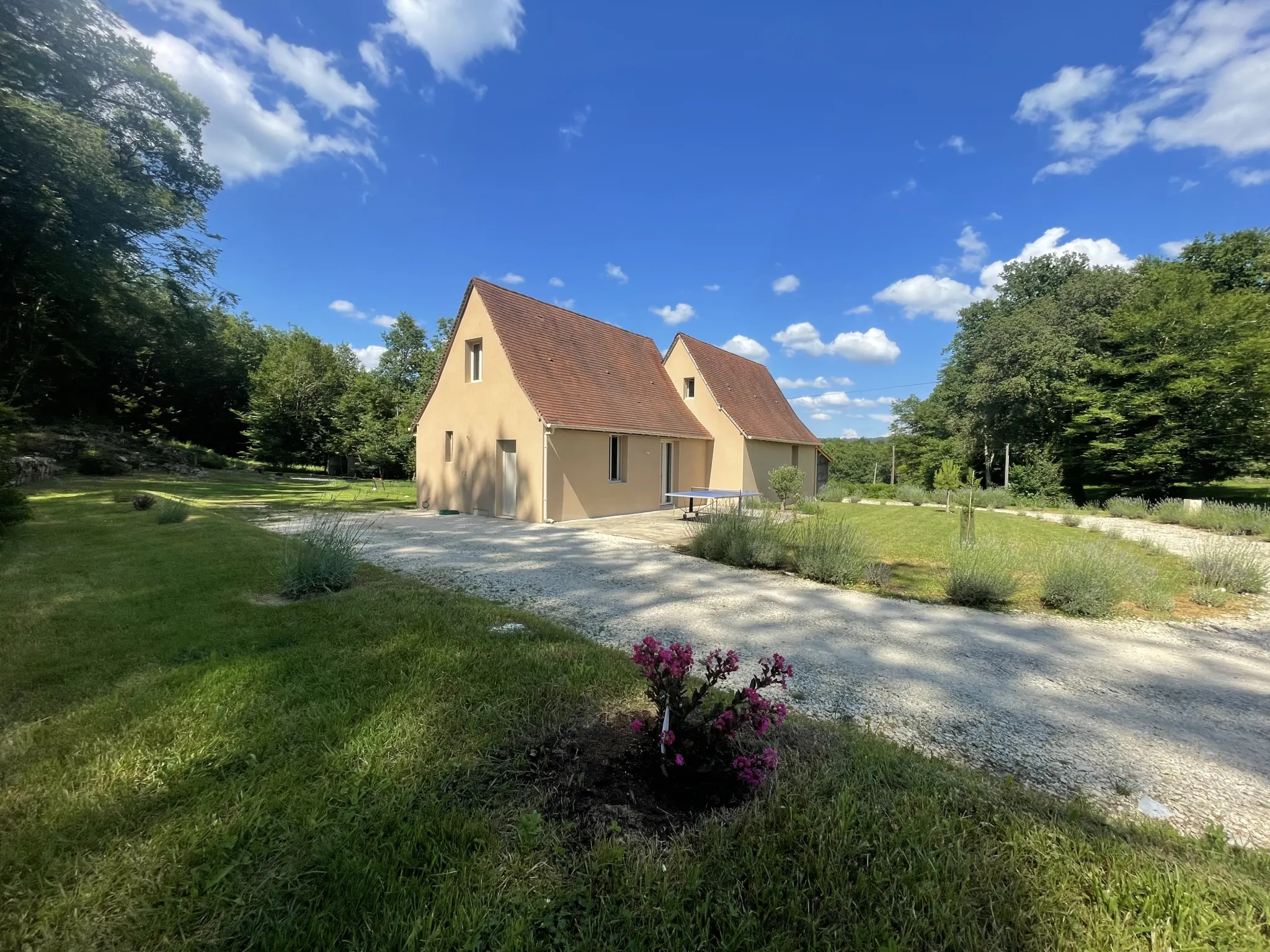 Belle maison à vendre à proximité de Sarlat-la-Canéda avec jardin et terrasses 