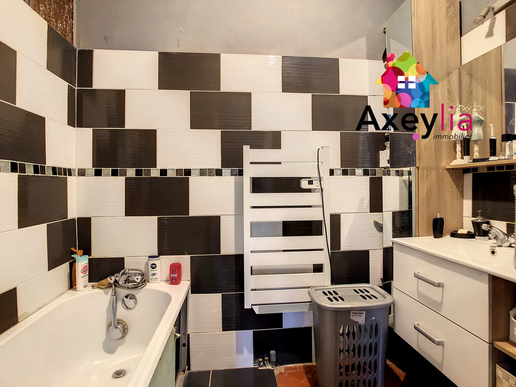 Maison 5 chambres à Pouilly-sous-Charlieu avec terrain et piscine 