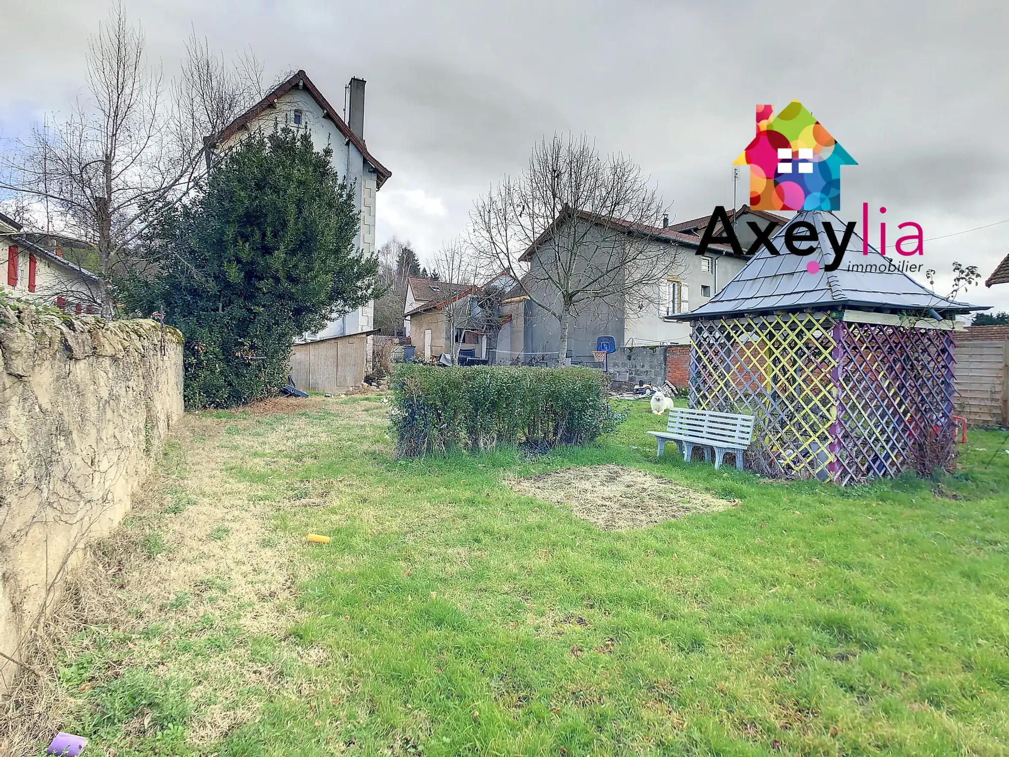 Maison 5 chambres à Pouilly-sous-Charlieu avec terrain et piscine 