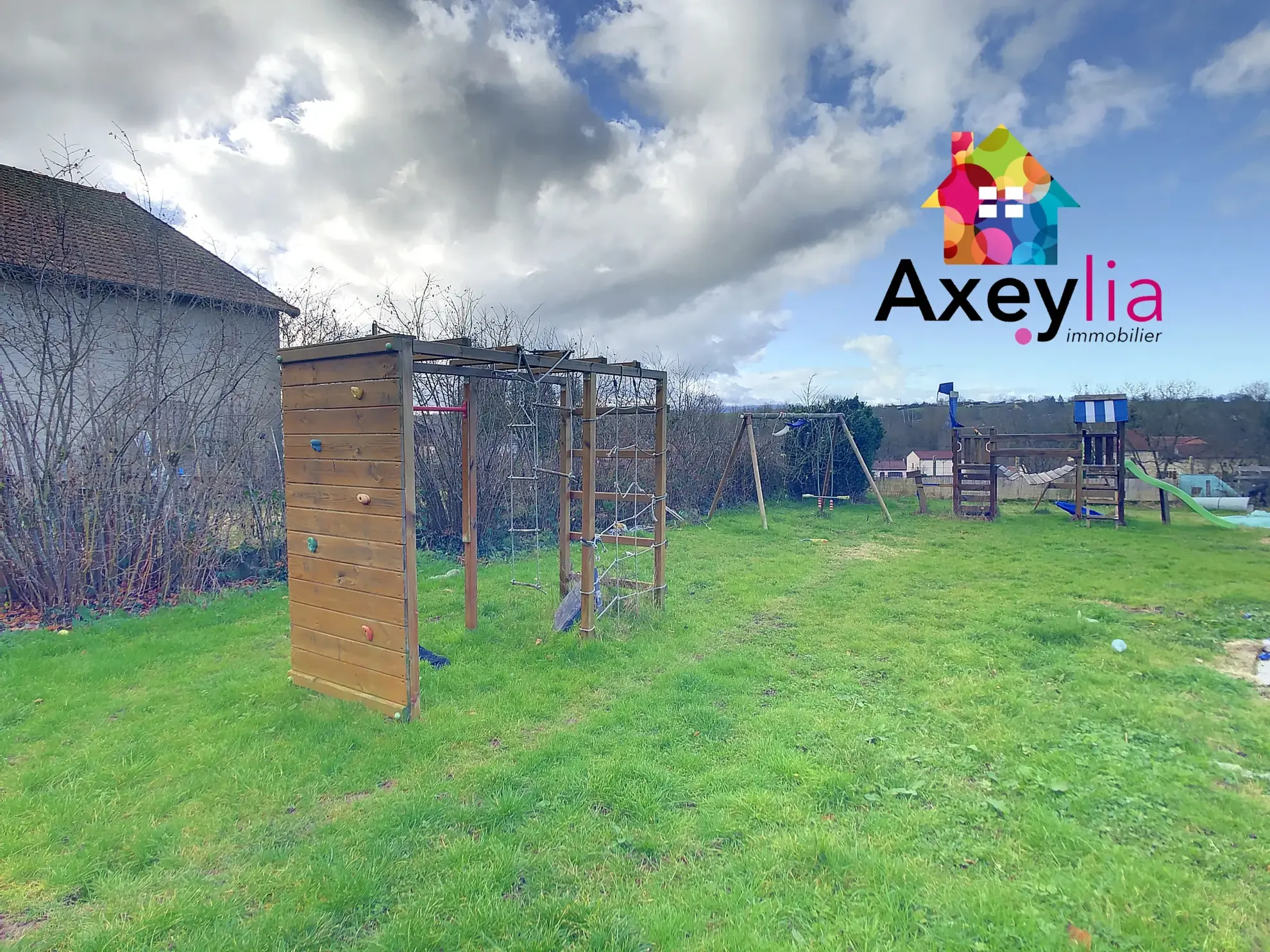 Maison 5 chambres à Pouilly-sous-Charlieu avec terrain et piscine 