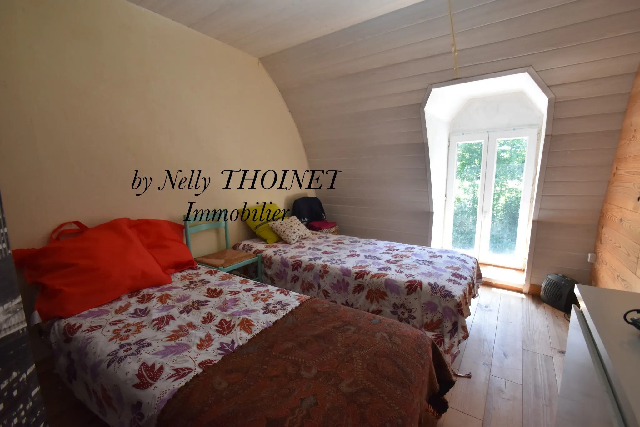 Ancien corps de ferme à Égliseneuve d'Entraigues, potentiel de rénovation, dépendances, environnement naturel exceptionnel 