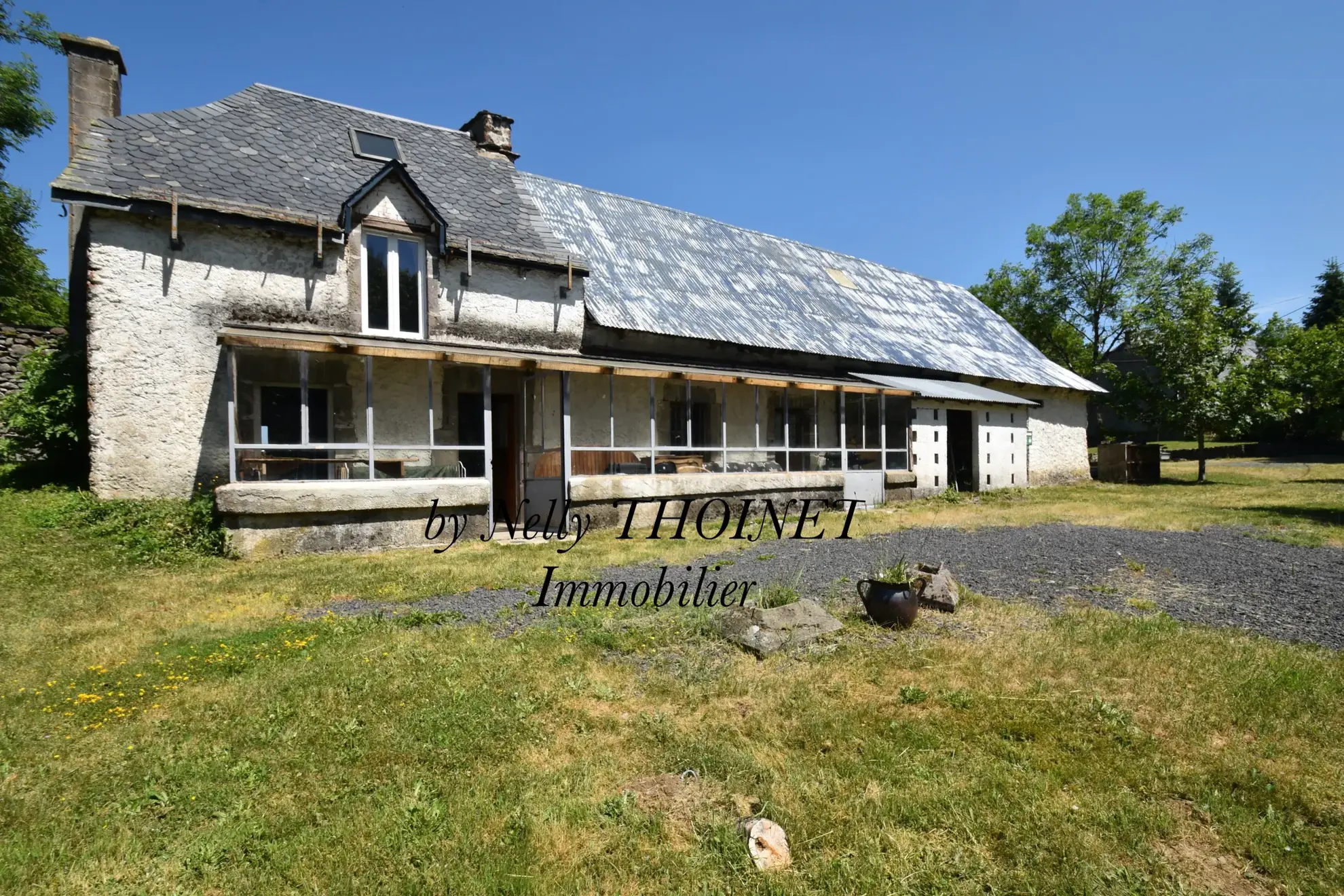 Ancien corps de ferme à Égliseneuve d'Entraigues, potentiel de rénovation, dépendances, environnement naturel exceptionnel