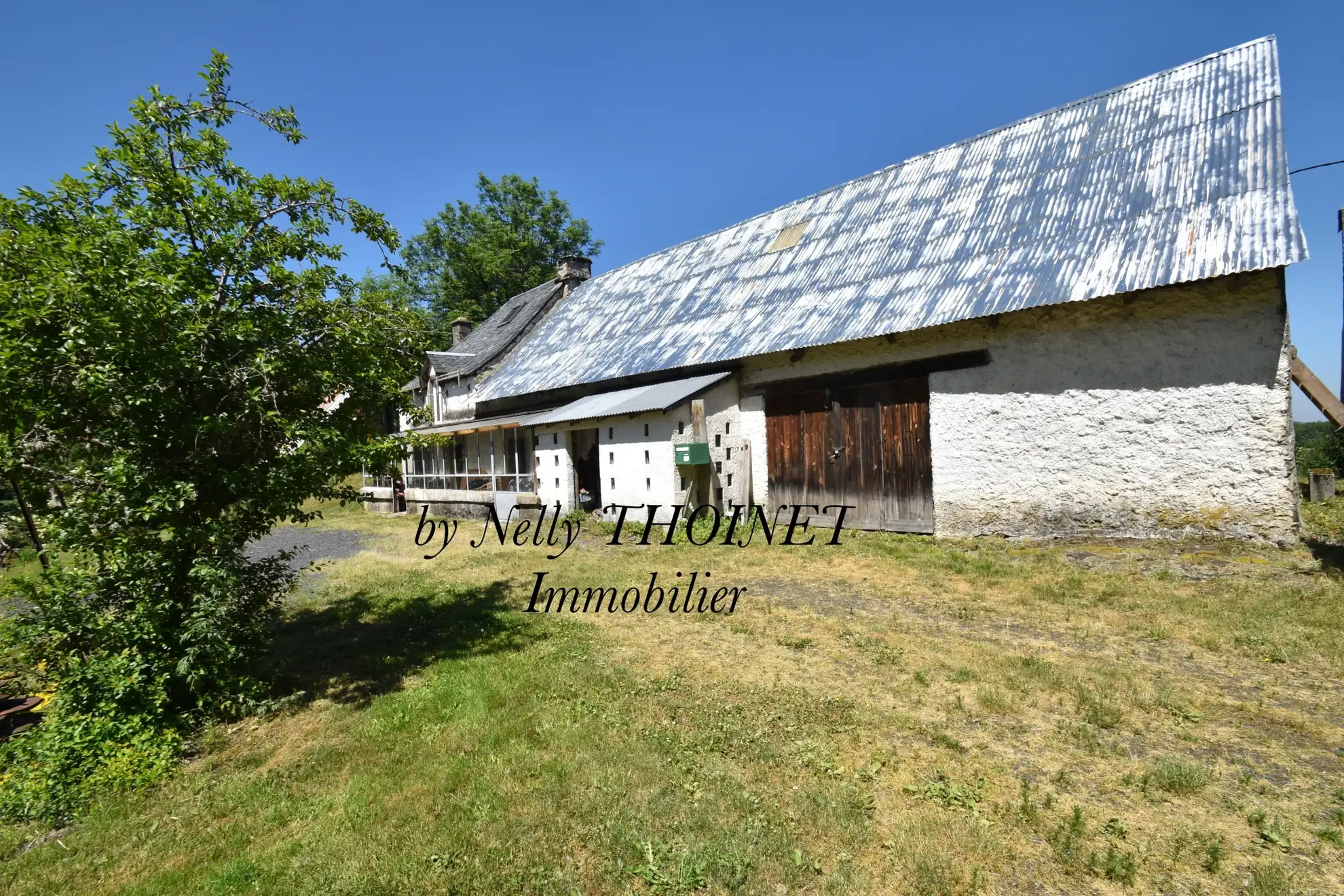Ancien corps de ferme à Égliseneuve d'Entraigues, potentiel de rénovation, dépendances, environnement naturel exceptionnel 