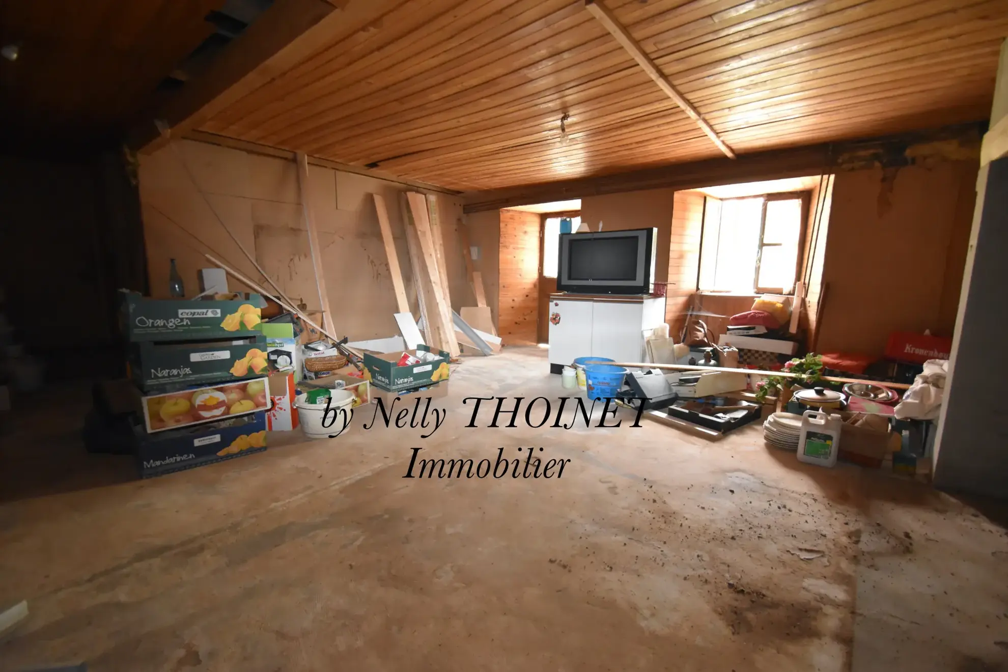 Ancien corps de ferme à Égliseneuve d'Entraigues, potentiel de rénovation, dépendances, environnement naturel exceptionnel 