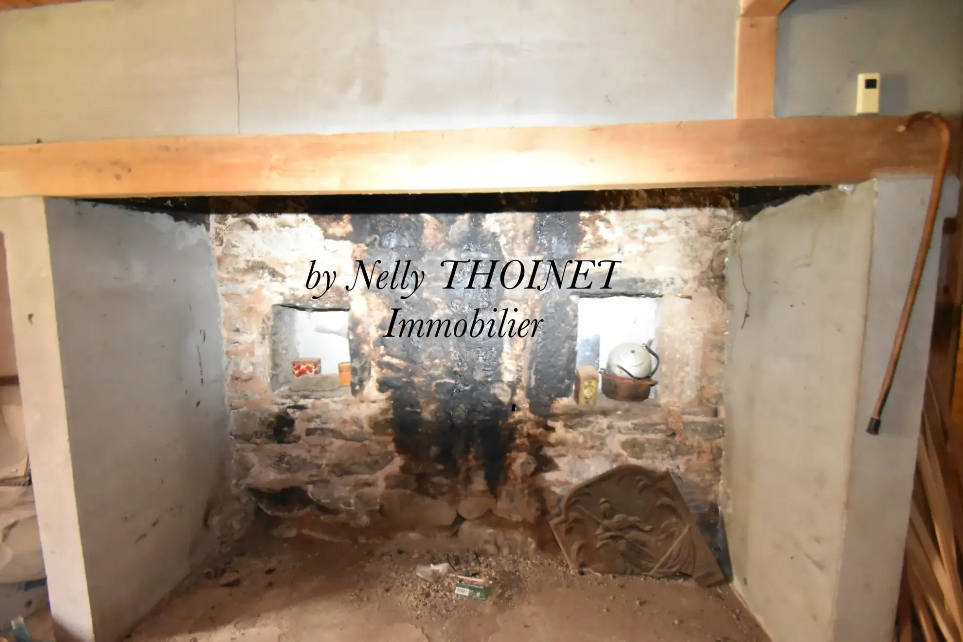 Ancien corps de ferme à Égliseneuve d'Entraigues, potentiel de rénovation, dépendances, environnement naturel exceptionnel 