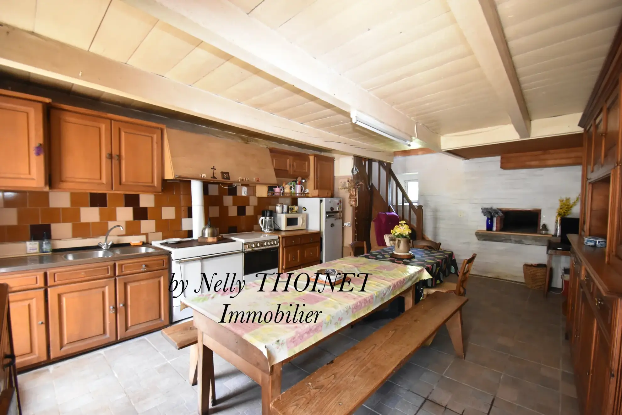 Ancien corps de ferme à Égliseneuve d'Entraigues, potentiel de rénovation, dépendances, environnement naturel exceptionnel 