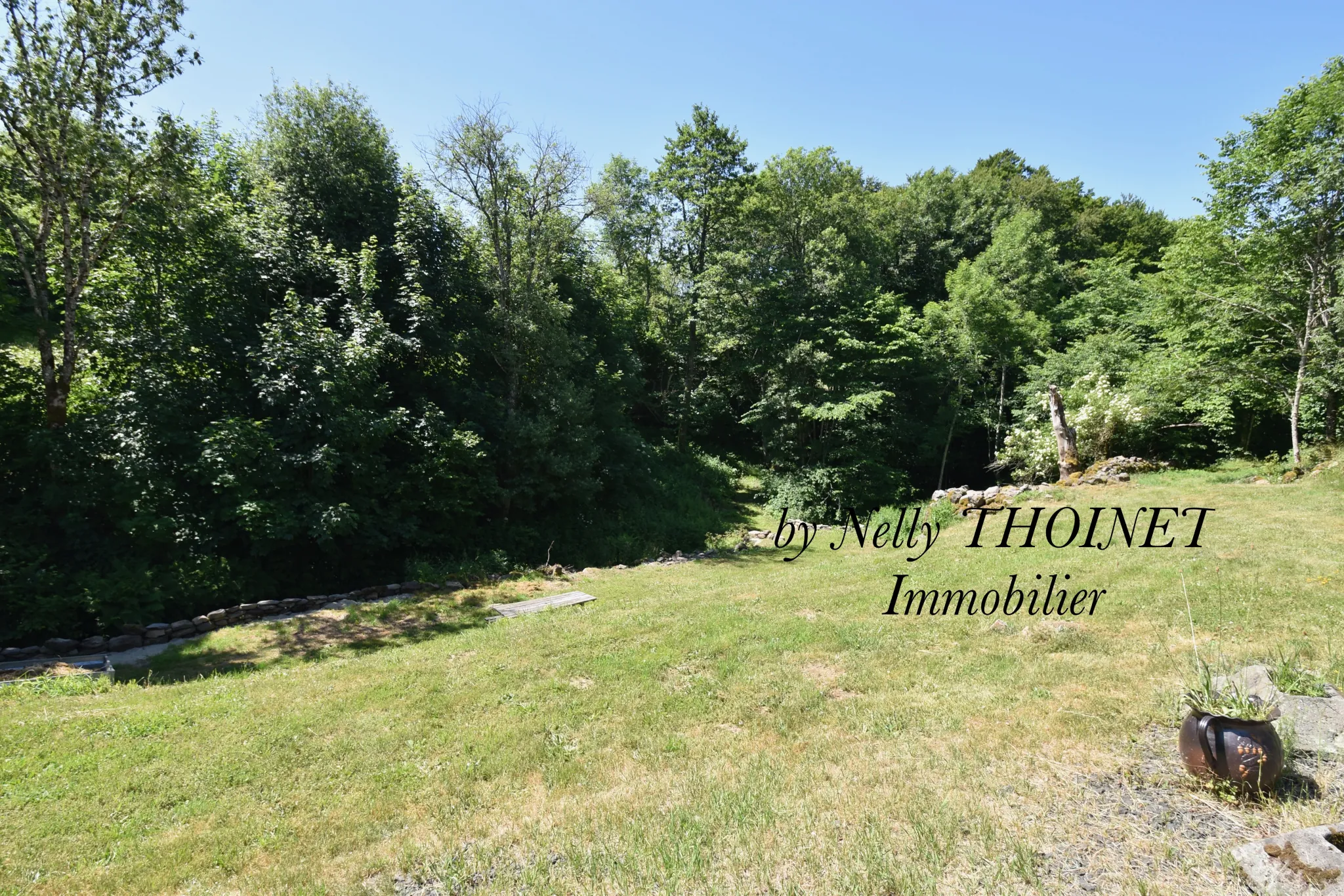 Ancien corps de ferme à Égliseneuve d'Entraigues, potentiel de rénovation, dépendances, environnement naturel exceptionnel 