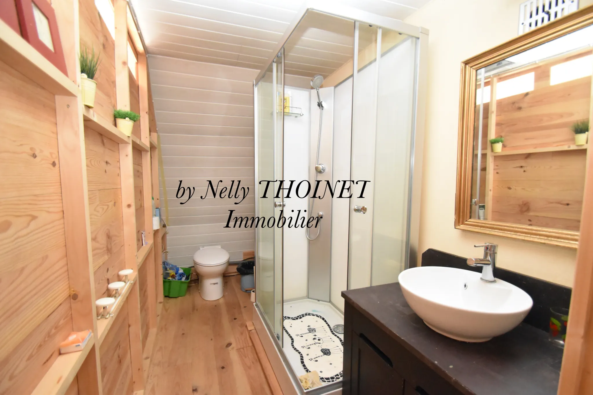 Ancien corps de ferme à Égliseneuve d'Entraigues, potentiel de rénovation, dépendances, environnement naturel exceptionnel 