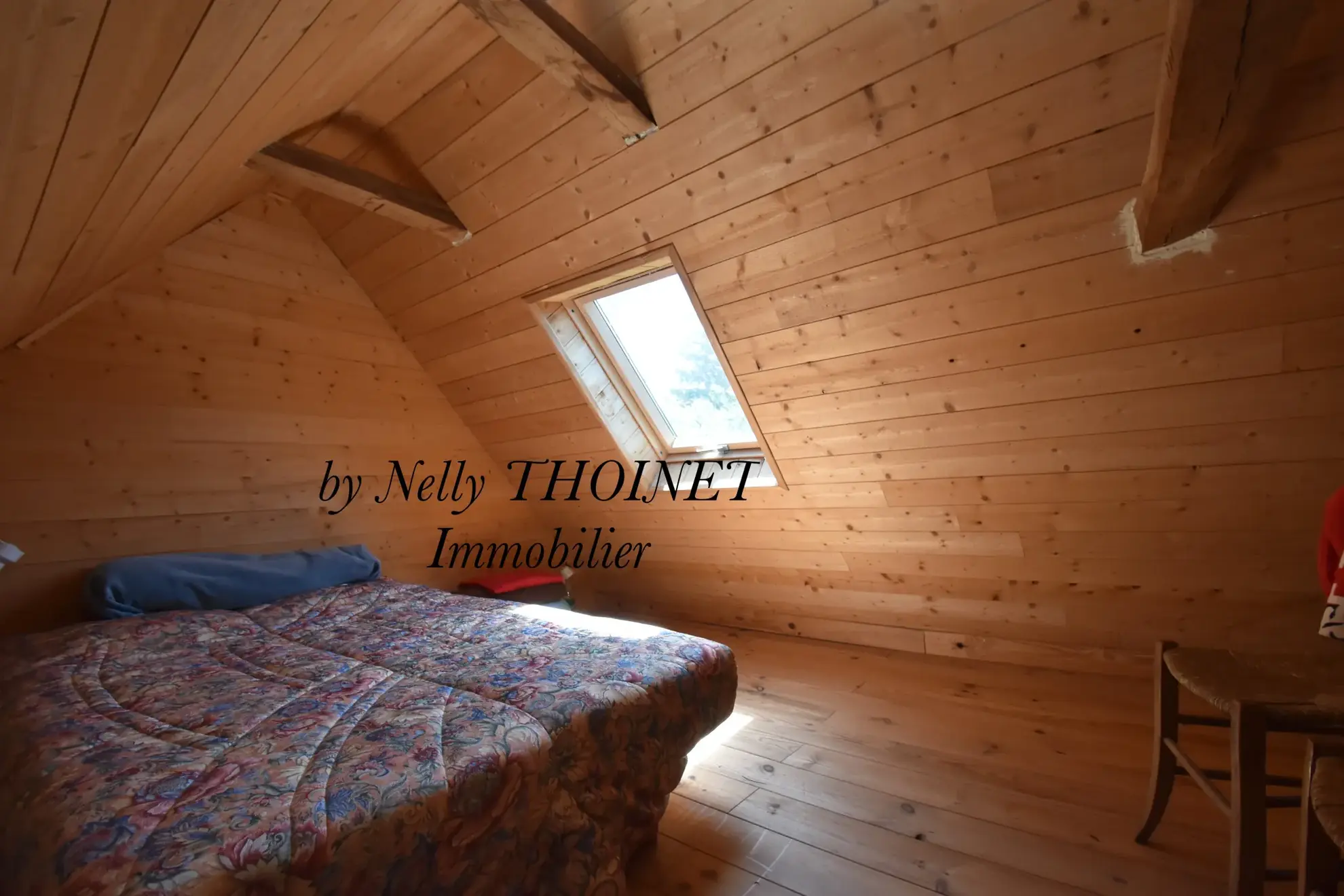 Ancien corps de ferme à Égliseneuve d'Entraigues, potentiel de rénovation, dépendances, environnement naturel exceptionnel 