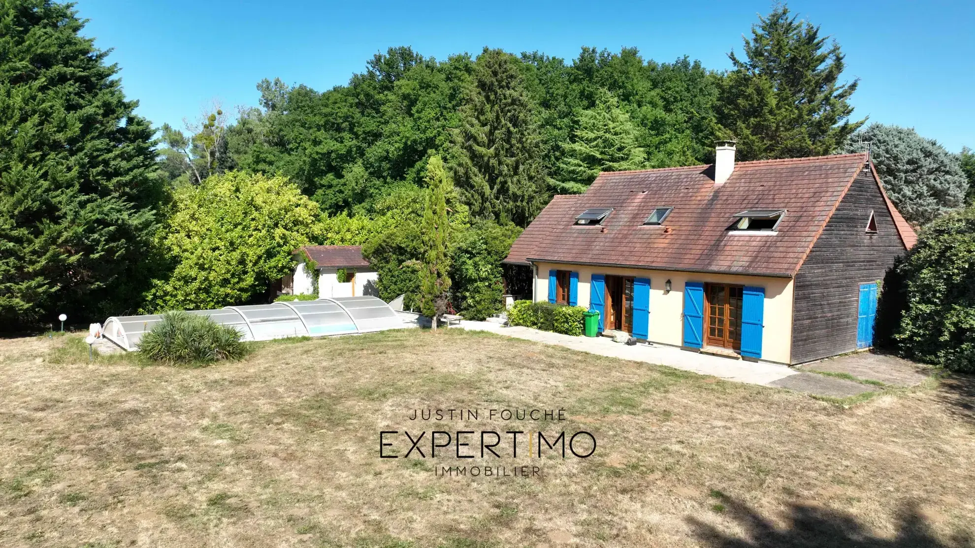 Maison avec piscine, étang et dépendance à Connerre, 131 m²