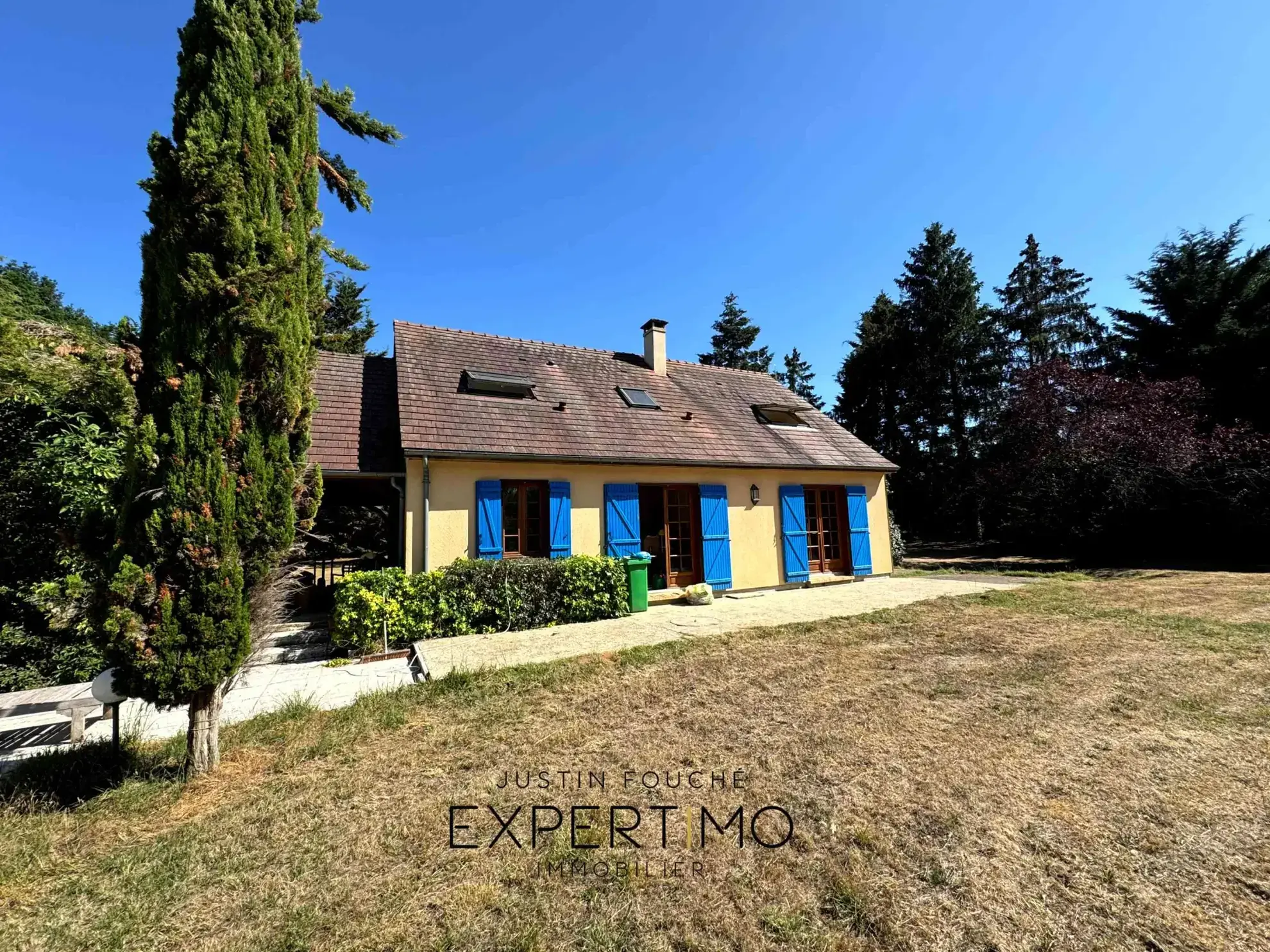 Maison avec piscine, étang et dépendance à Connerre, 131 m² 