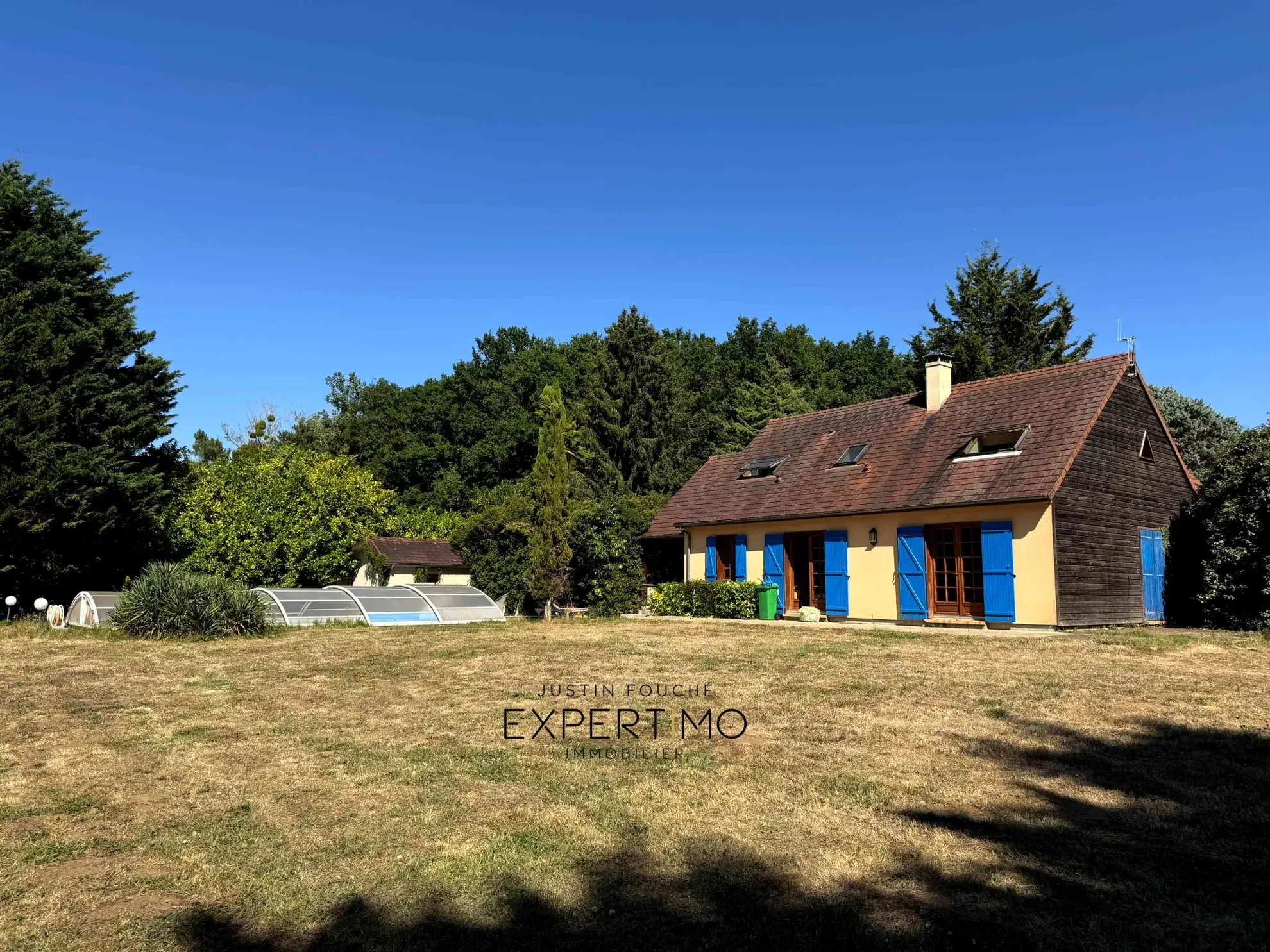 Maison avec piscine, étang et dépendance à Connerre, 131 m² 