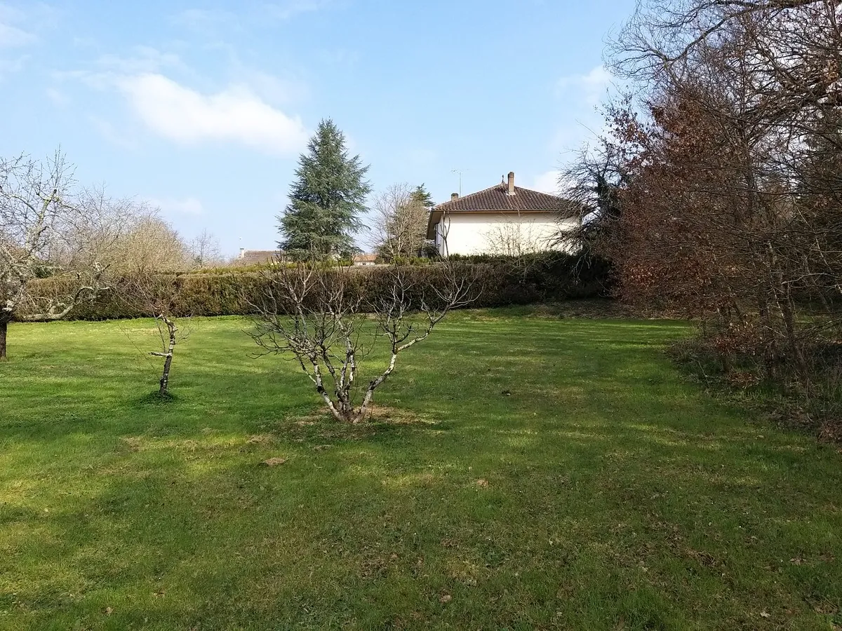 Terrain constructible de 2200 m² à Pranzac, proche La Rochefoucauld 