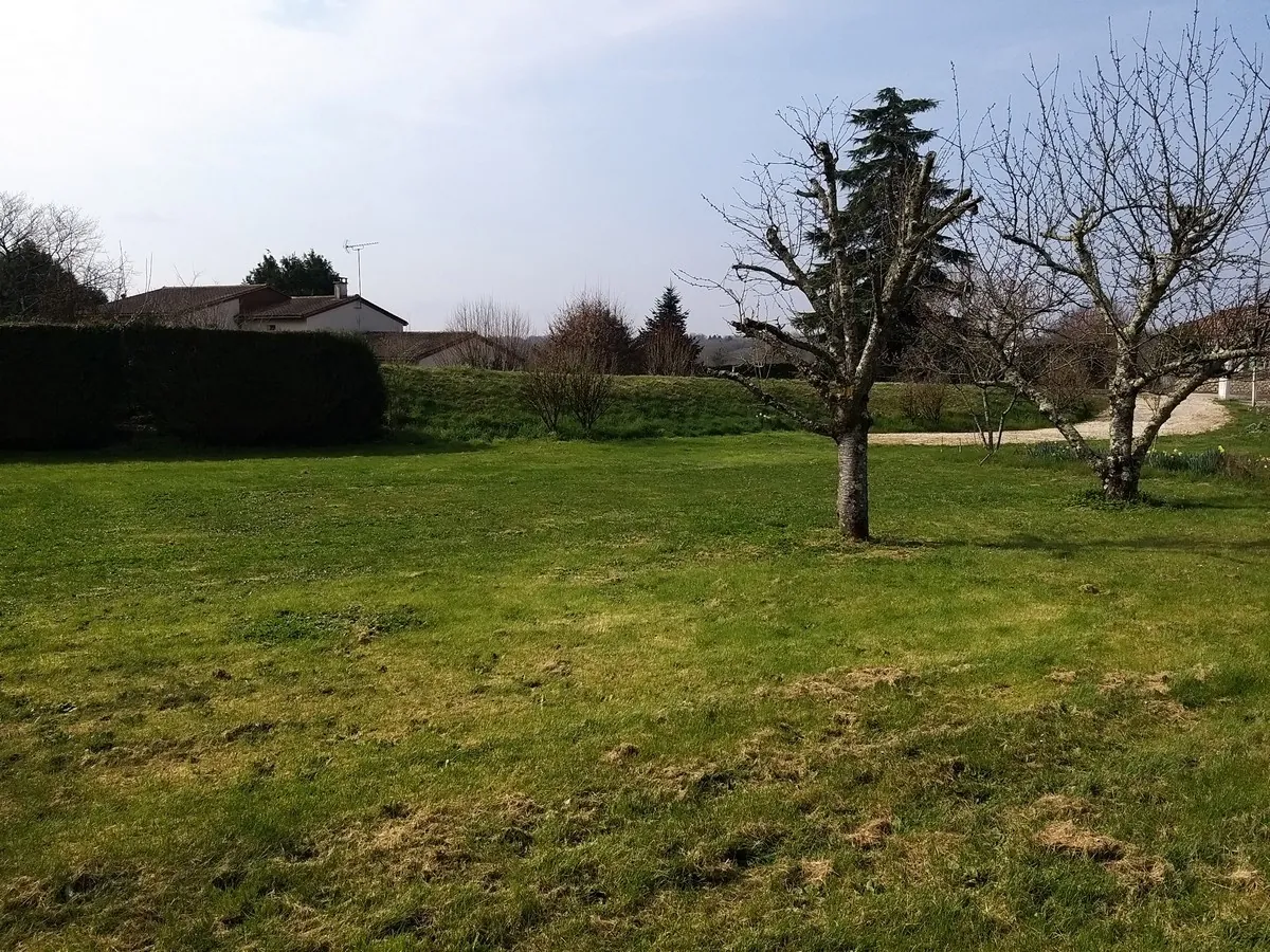 Terrain constructible de 2200 m² à Pranzac, proche La Rochefoucauld 