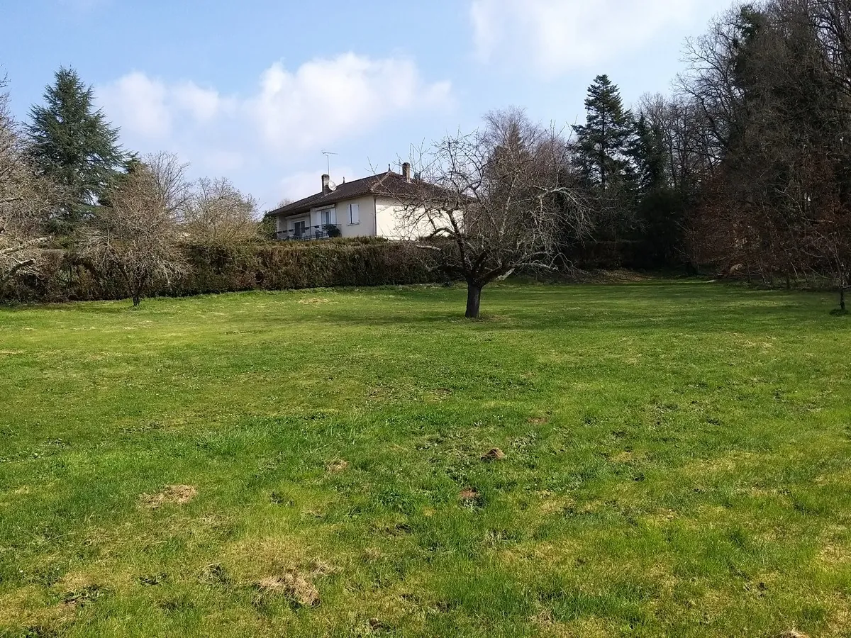 Terrain constructible de 2200 m² à Pranzac, proche La Rochefoucauld 