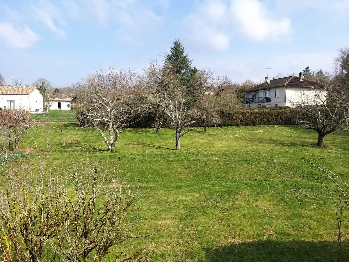 Terrain constructible de 2200 m² à Pranzac, proche La Rochefoucauld 