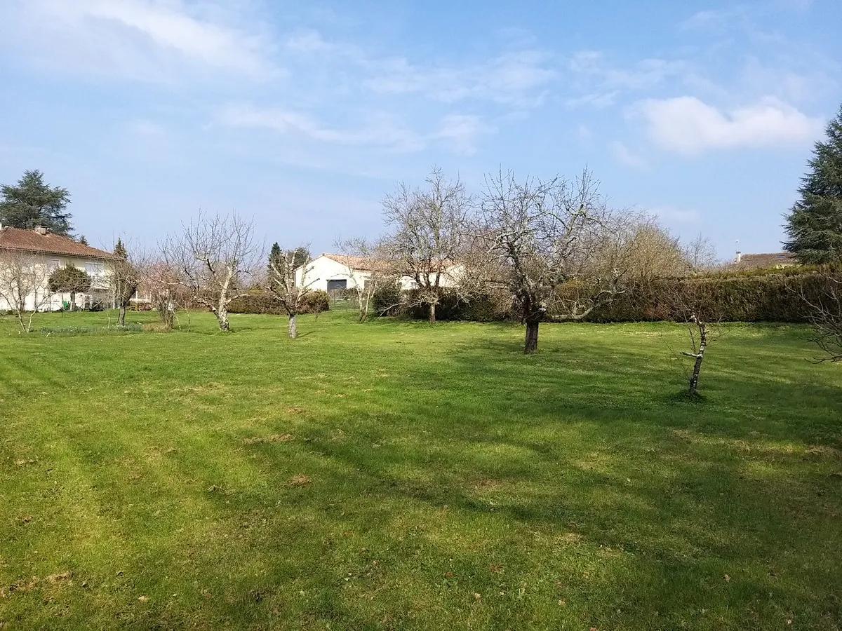 Terrain constructible de 2200 m² à Pranzac, proche La Rochefoucauld 