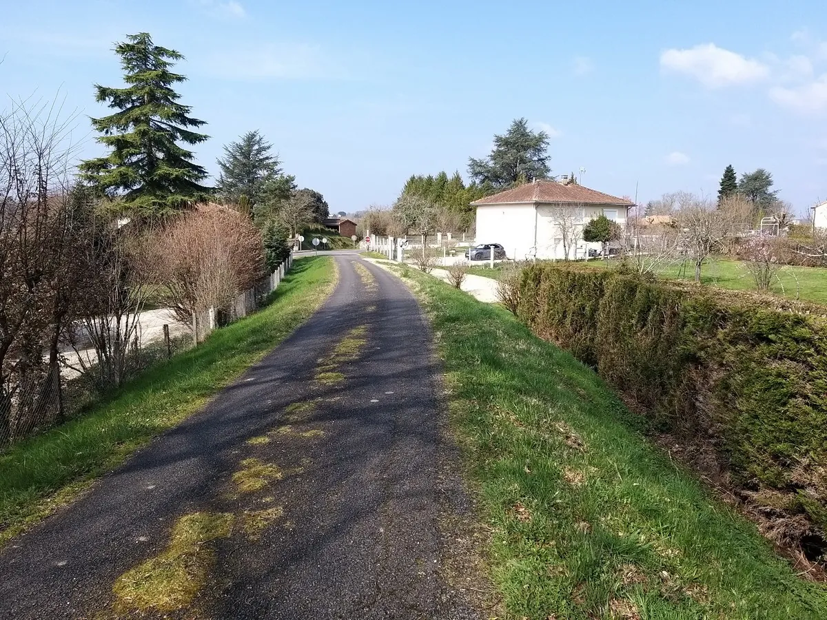 Terrain constructible de 2200 m² à Pranzac, proche La Rochefoucauld 