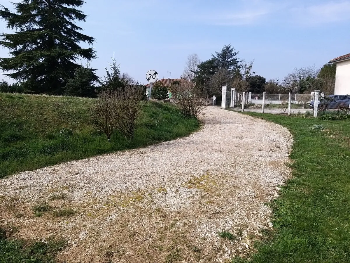 Terrain constructible de 2200 m² à Pranzac, proche La Rochefoucauld 