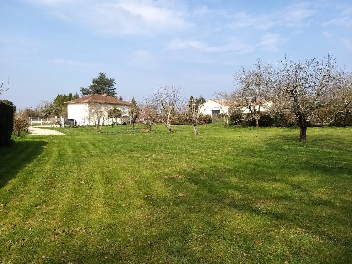 Terrain constructible de 2200 m² à Pranzac, proche La Rochefoucauld 