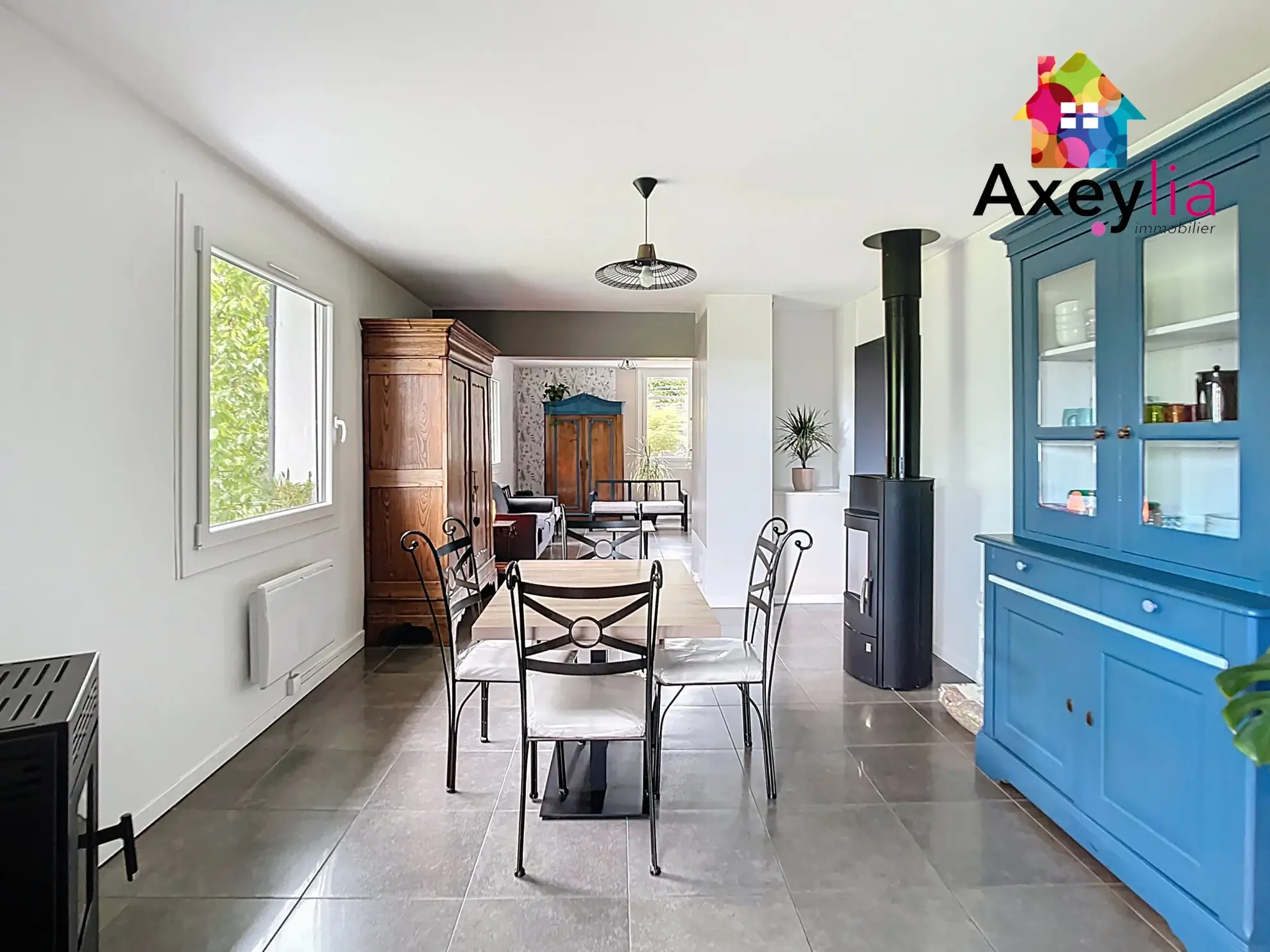 Maison rénovée avec 3 chambres, jardin arboré et sous-sol à Briennon (42720) 