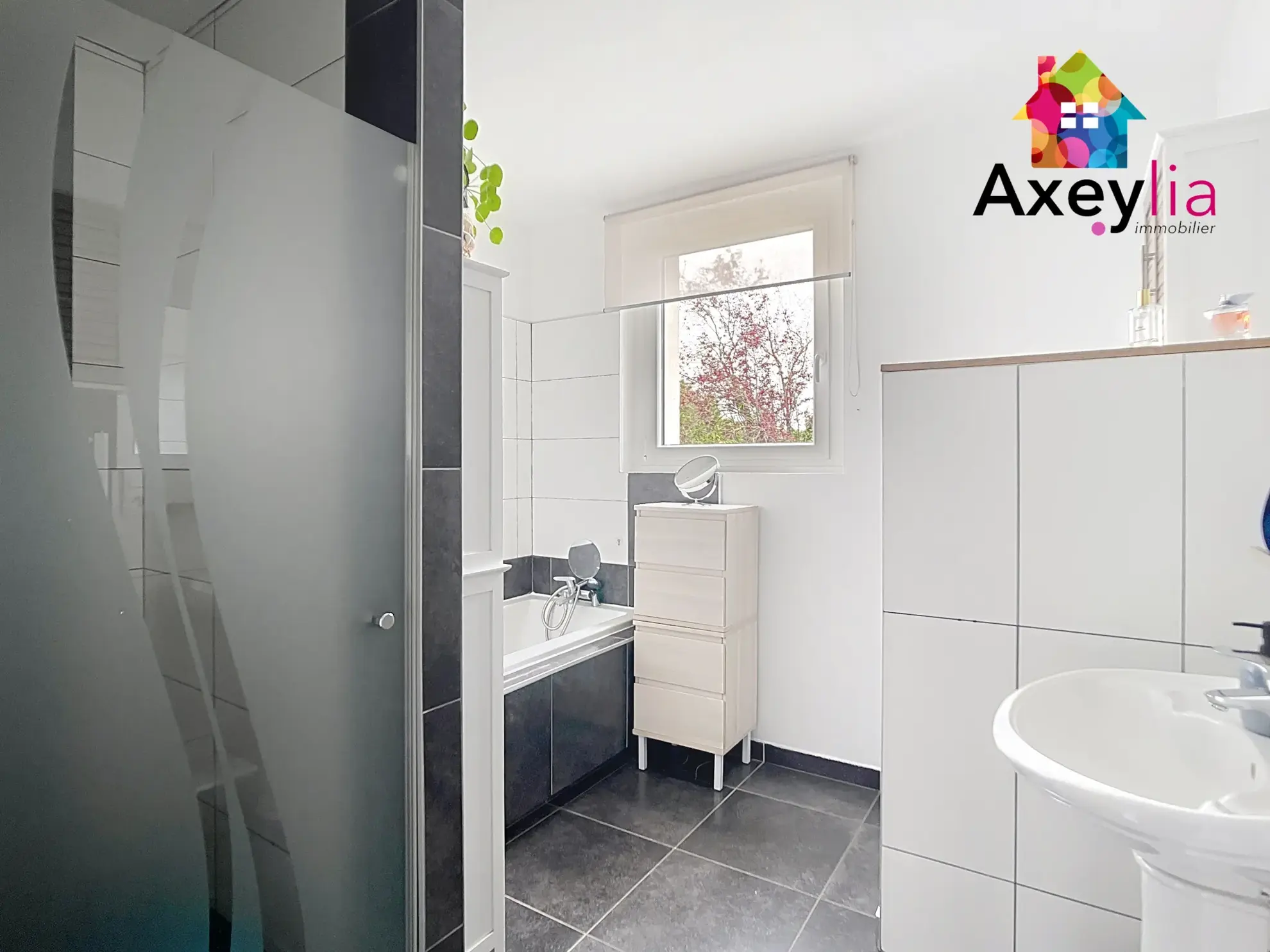 Maison rénovée avec 3 chambres, jardin arboré et sous-sol à Briennon (42720) 