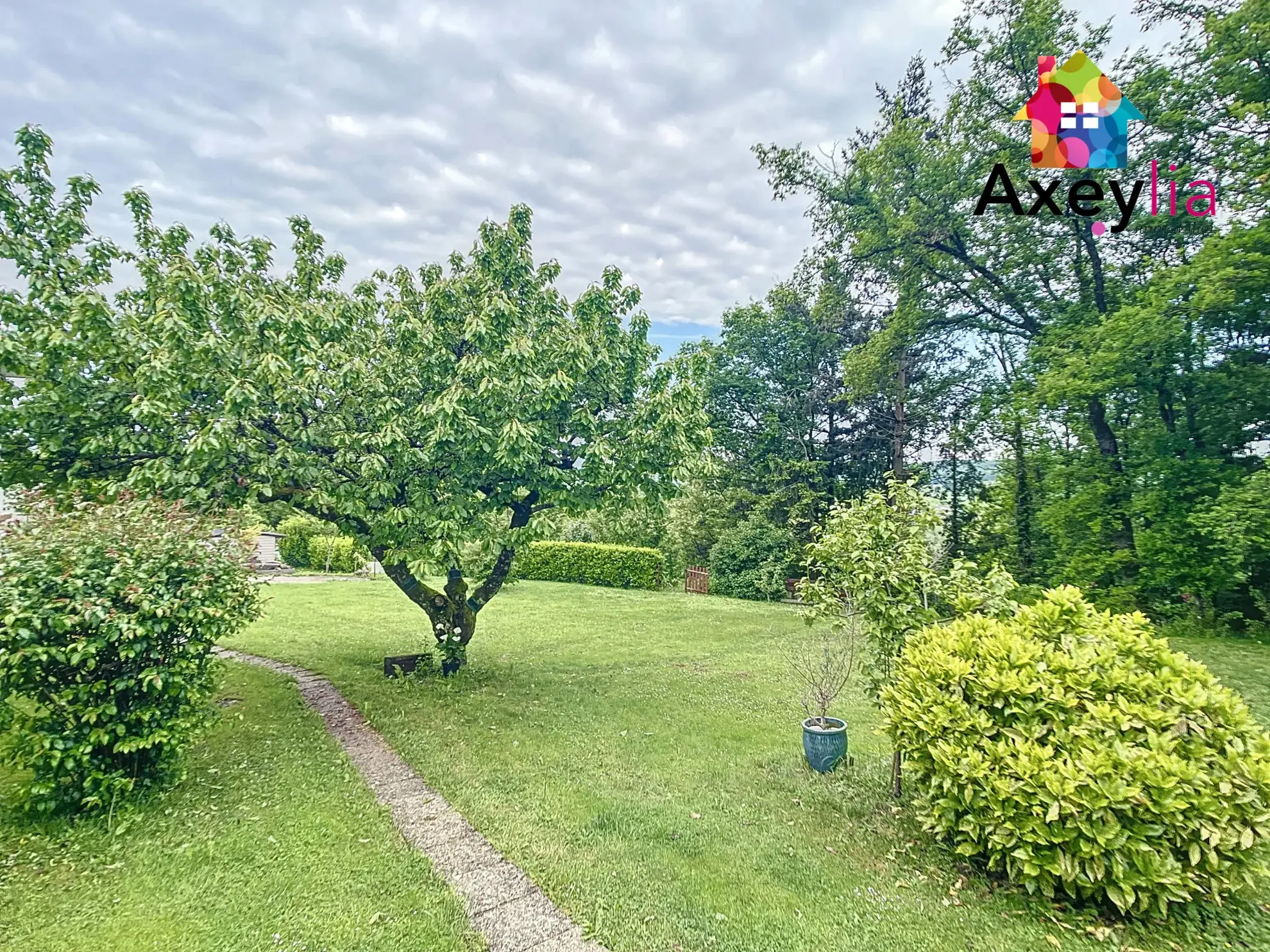 Maison rénovée avec 3 chambres, jardin arboré et sous-sol à Briennon (42720) 