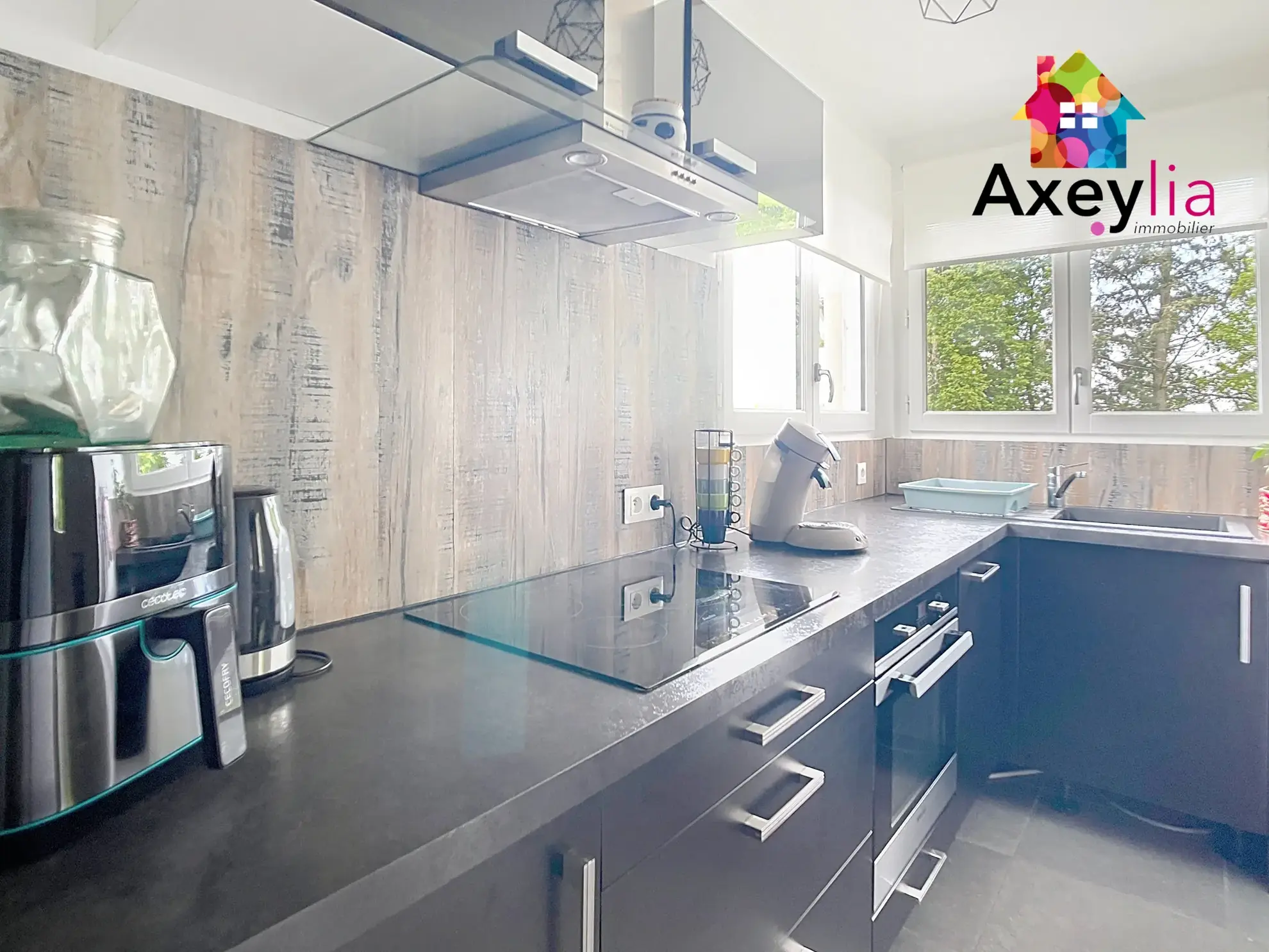 Maison rénovée avec 3 chambres, jardin arboré et sous-sol à Briennon (42720) 