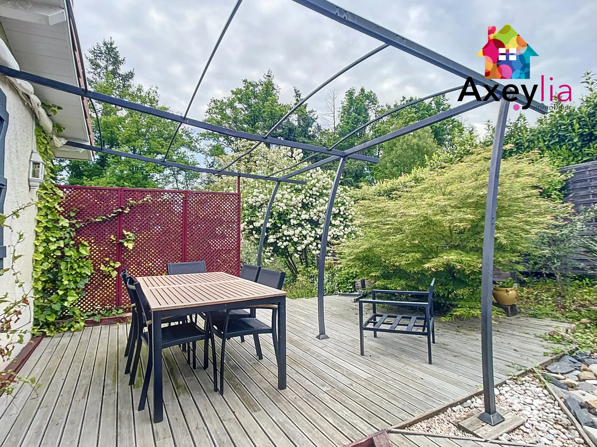 Maison rénovée avec 3 chambres, jardin arboré et sous-sol à Briennon (42720)