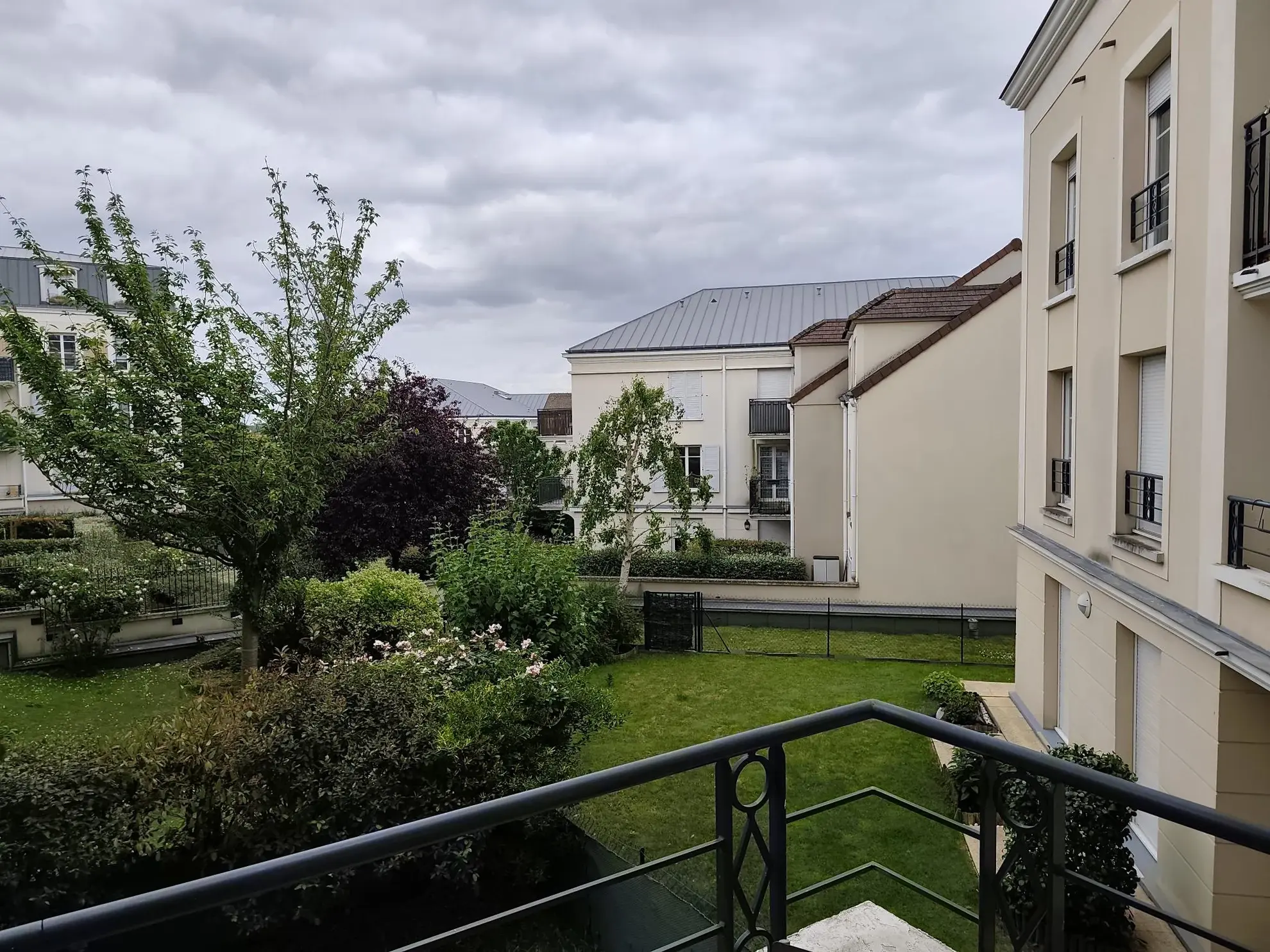 Bel appartement 2 pièces avec balcon, parking et cave à Les Clayes-sous-Bois 
