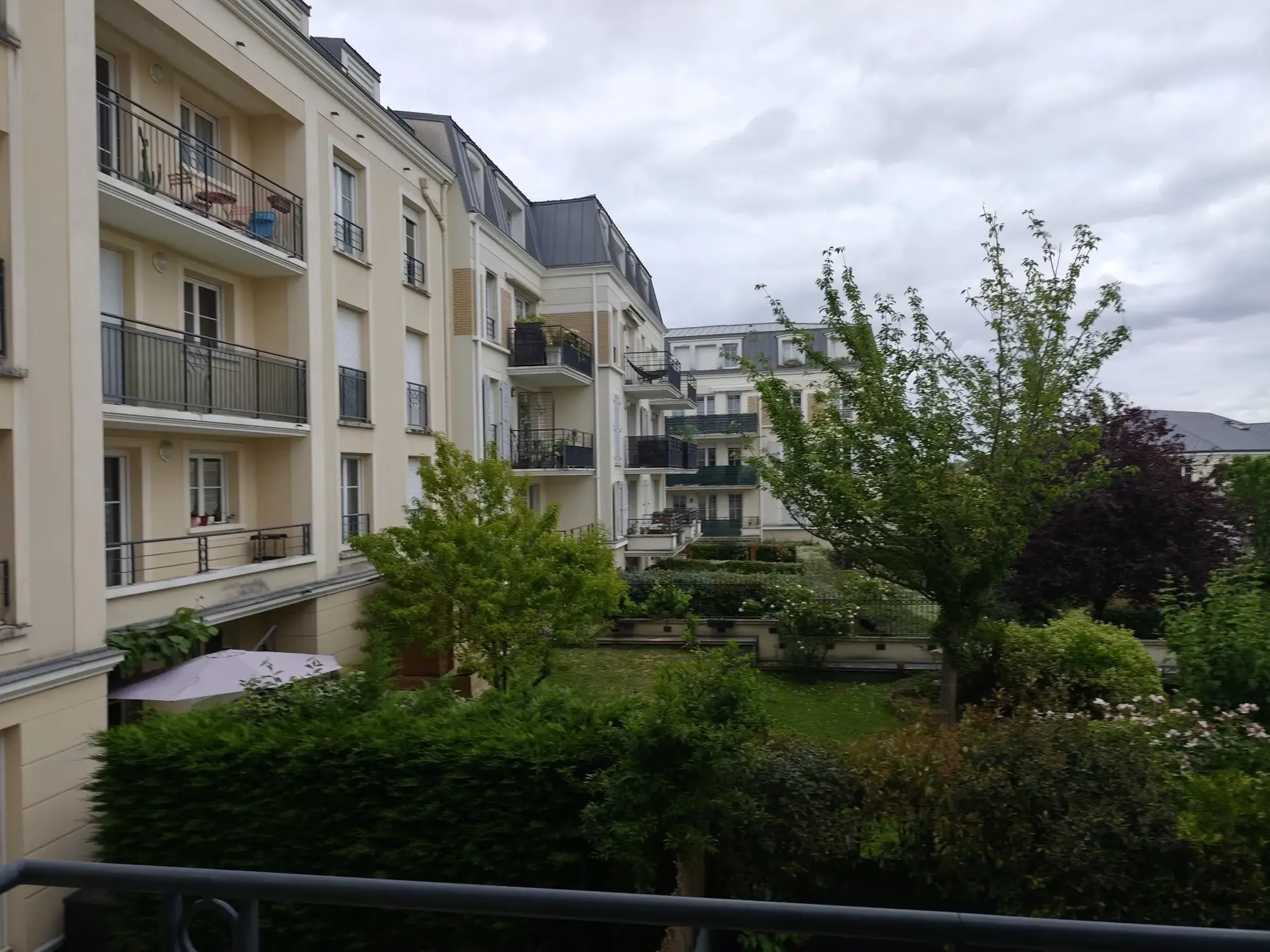 Bel appartement 2 pièces avec balcon, parking et cave à Les Clayes-sous-Bois 