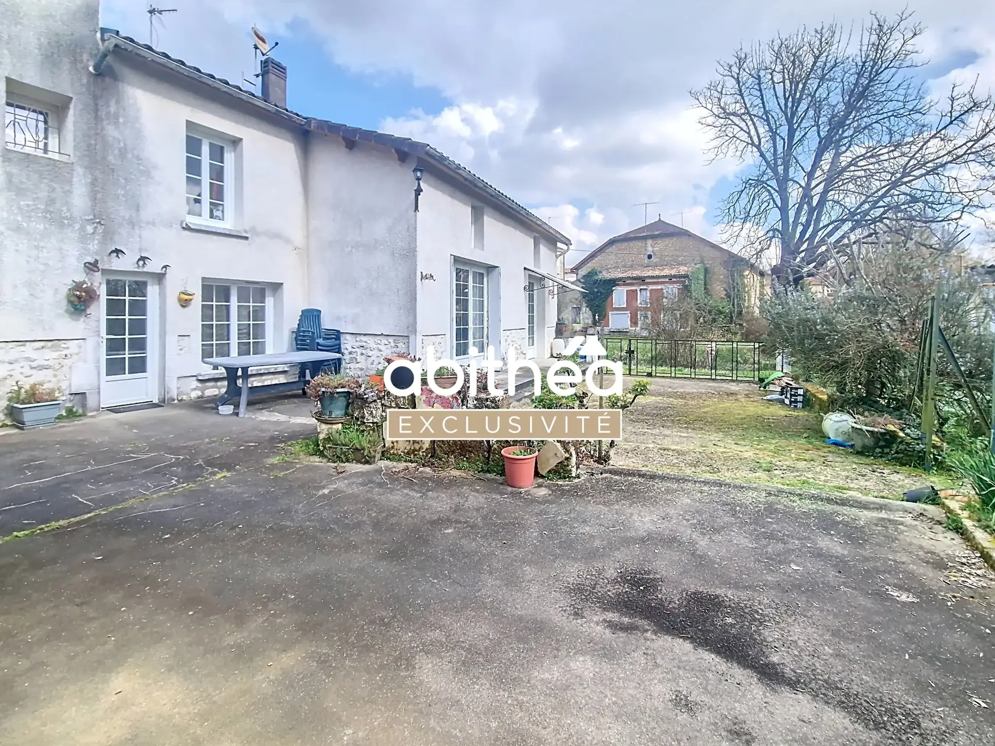 Maison de village charentaise avec 4 chambres et grand terrain à Nieul-le-Virouil 