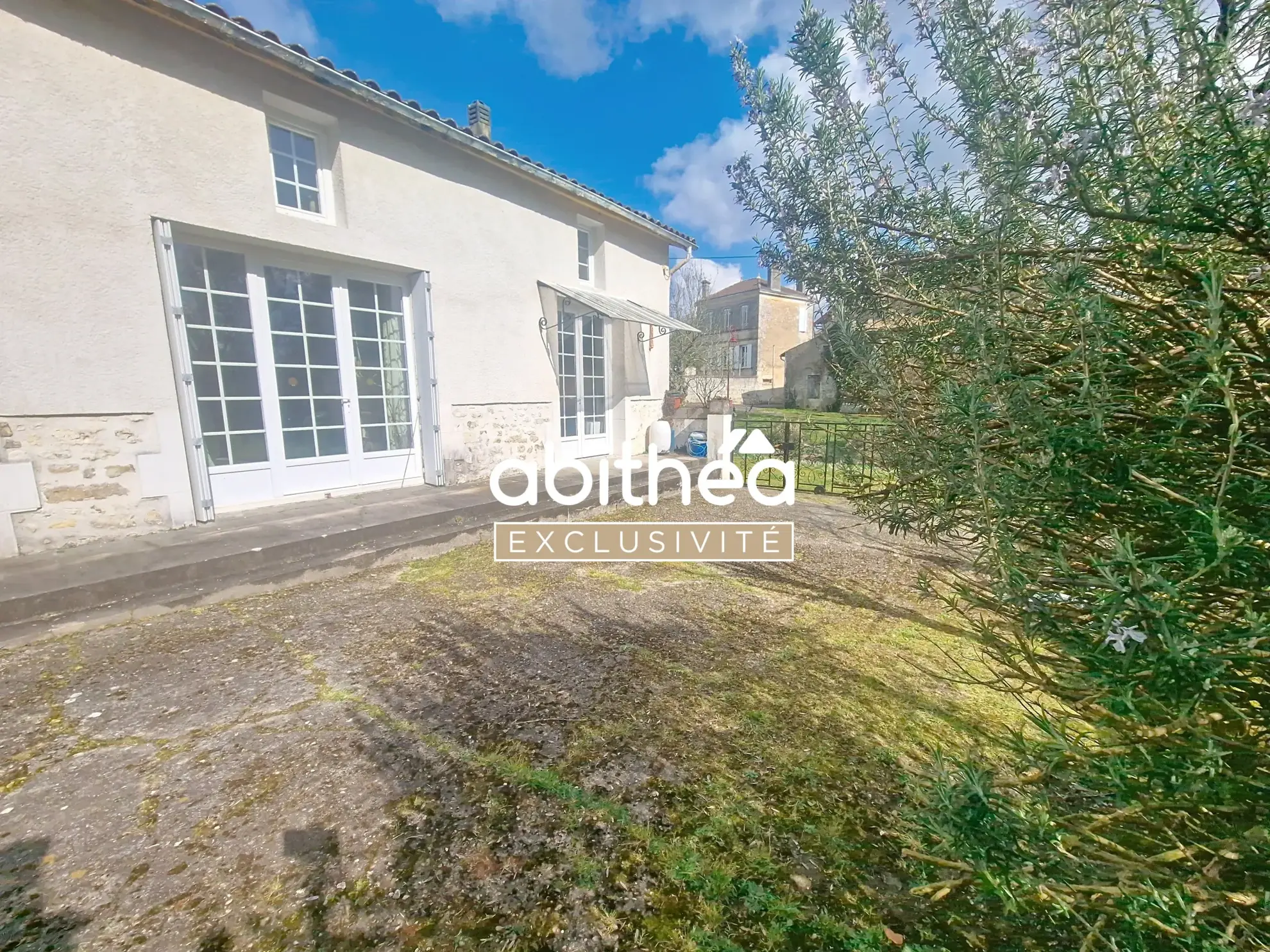 Maison de village charentaise avec 4 chambres et grand terrain à Nieul-le-Virouil