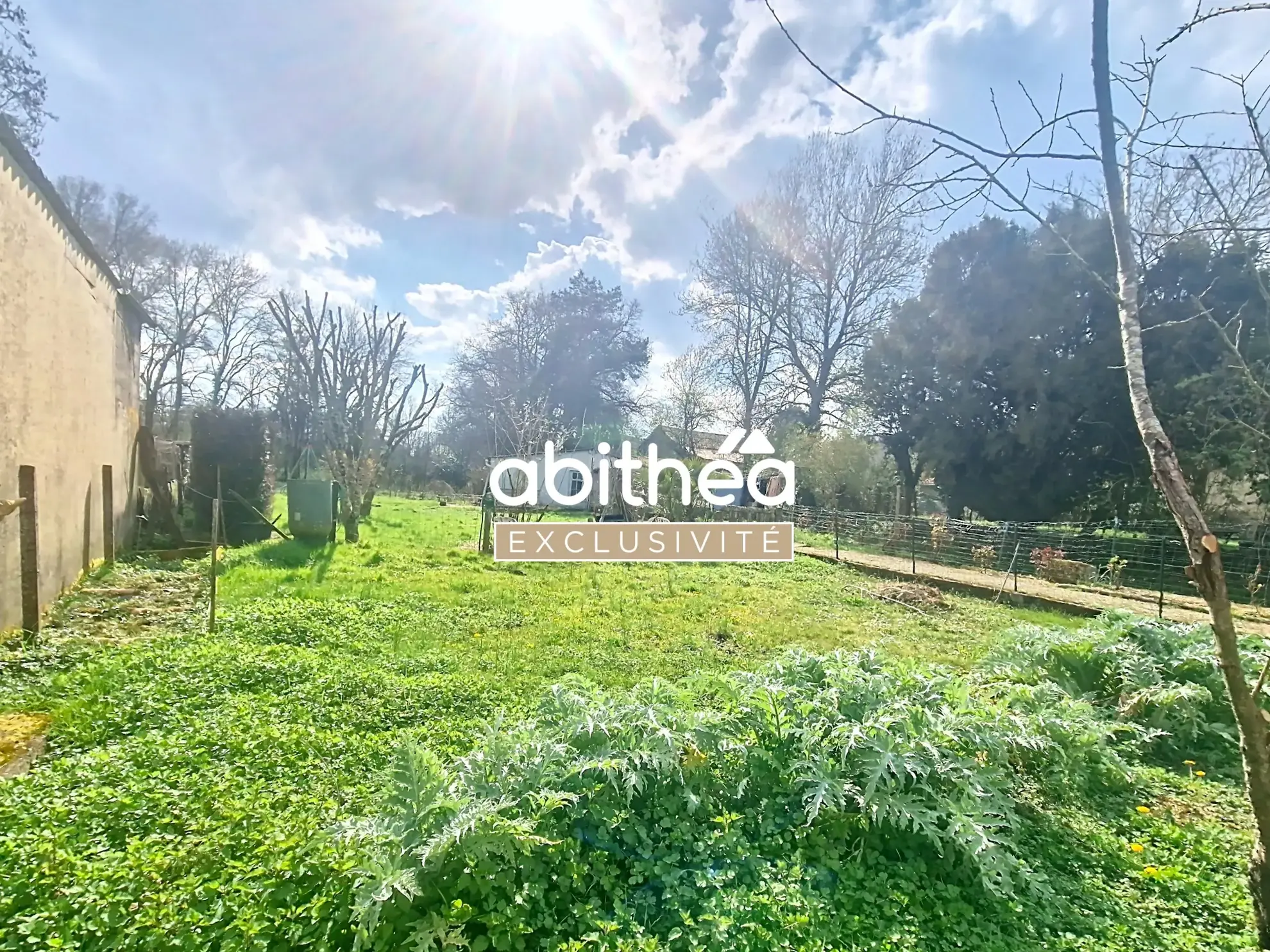 Maison de village charentaise avec 4 chambres et grand terrain à Nieul-le-Virouil 