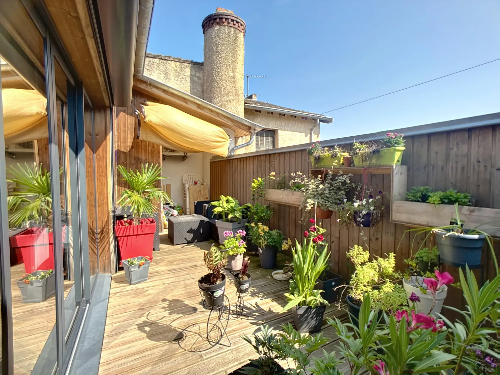 Magnifique duplex T3 avec terrasse, cour et parking à Vernaison en vente 