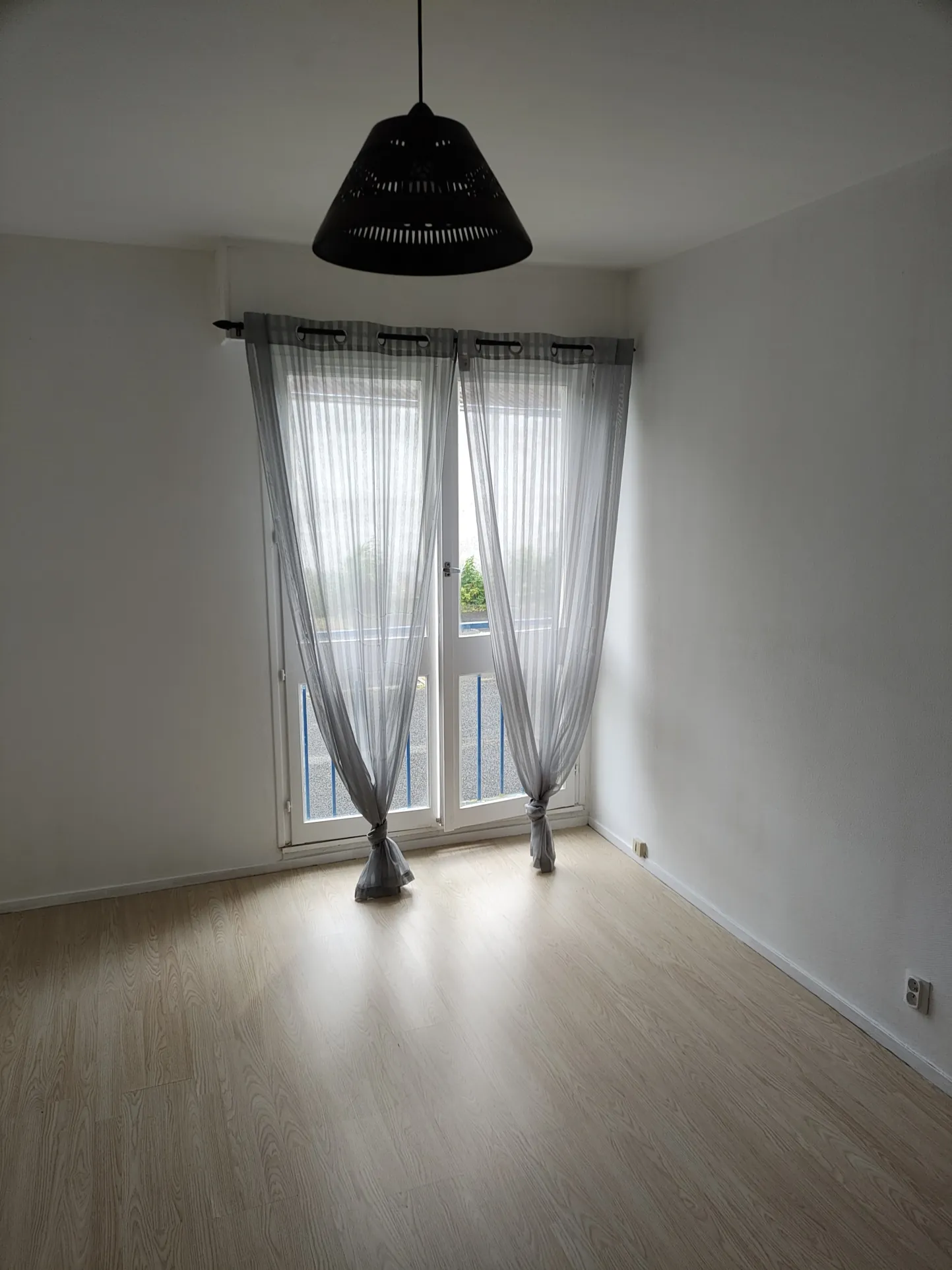 Studio loué à Niort - Venise Verte avec cave et parking, bon investissement 