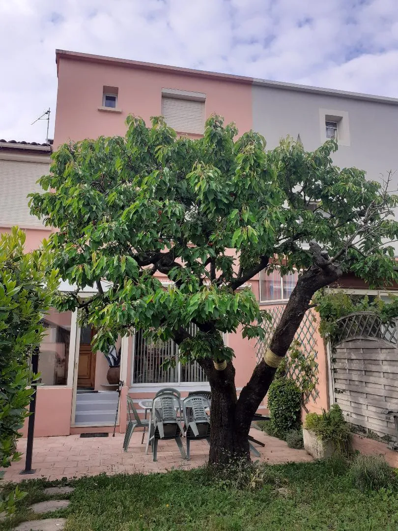 Maison à vendre de 94 m² à Romans-sur-Isère dans un quartier calme avec jardin
