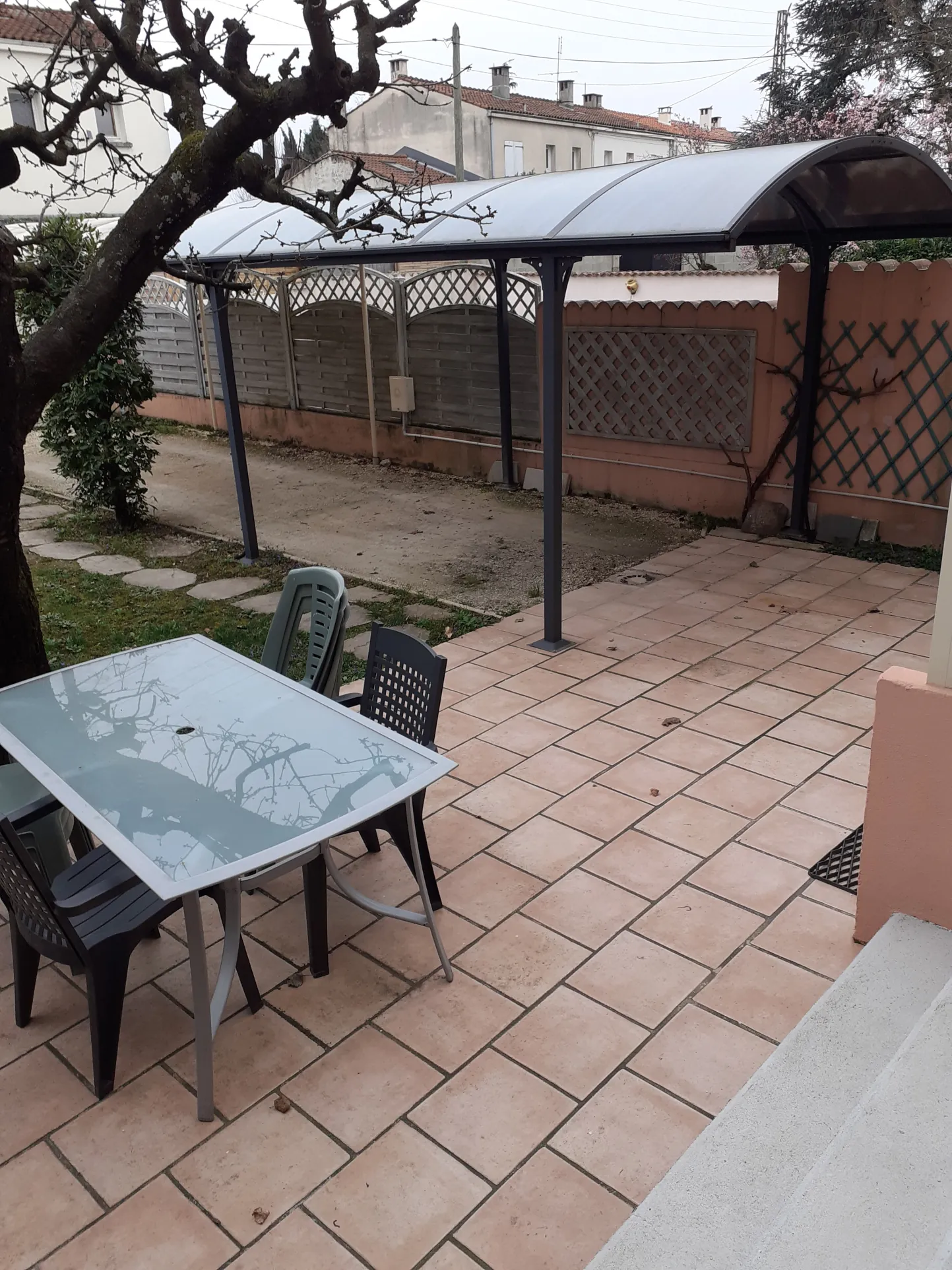 Maison à vendre de 94 m² à Romans-sur-Isère dans un quartier calme avec jardin 